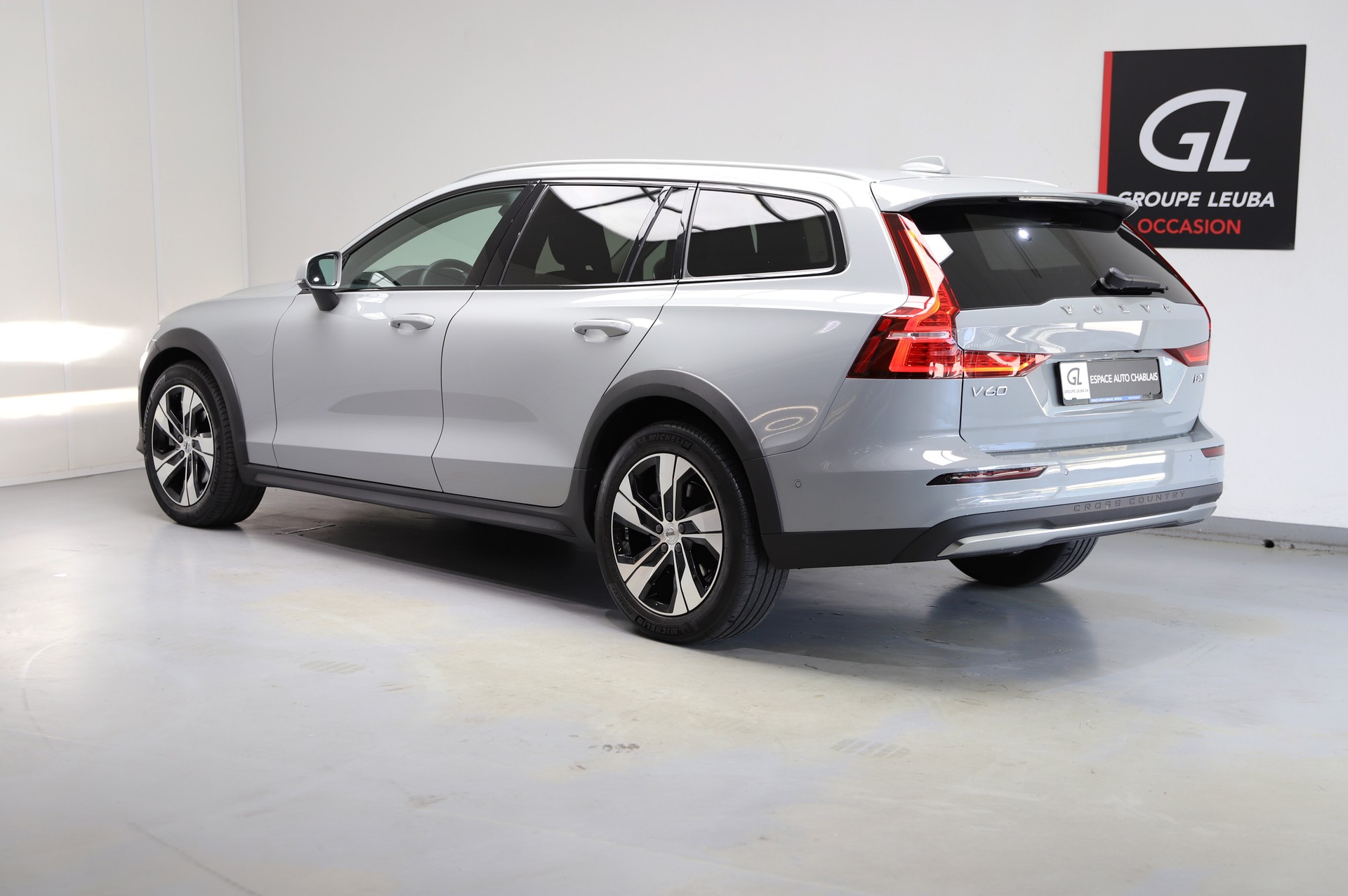 VOLVO Volvo V60 Cross Country 2.0 B4 Core AWD-image-2