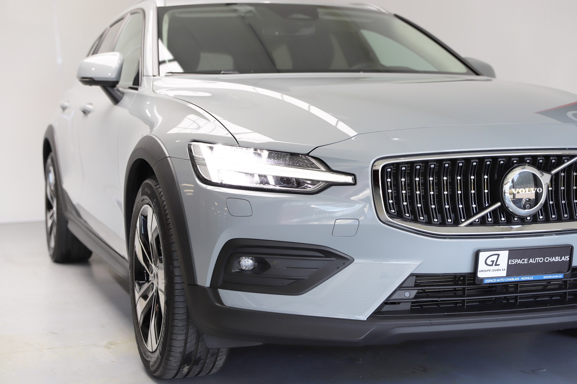 VOLVO Volvo V60 Cross Country 2.0 B4 Core AWD-image-1