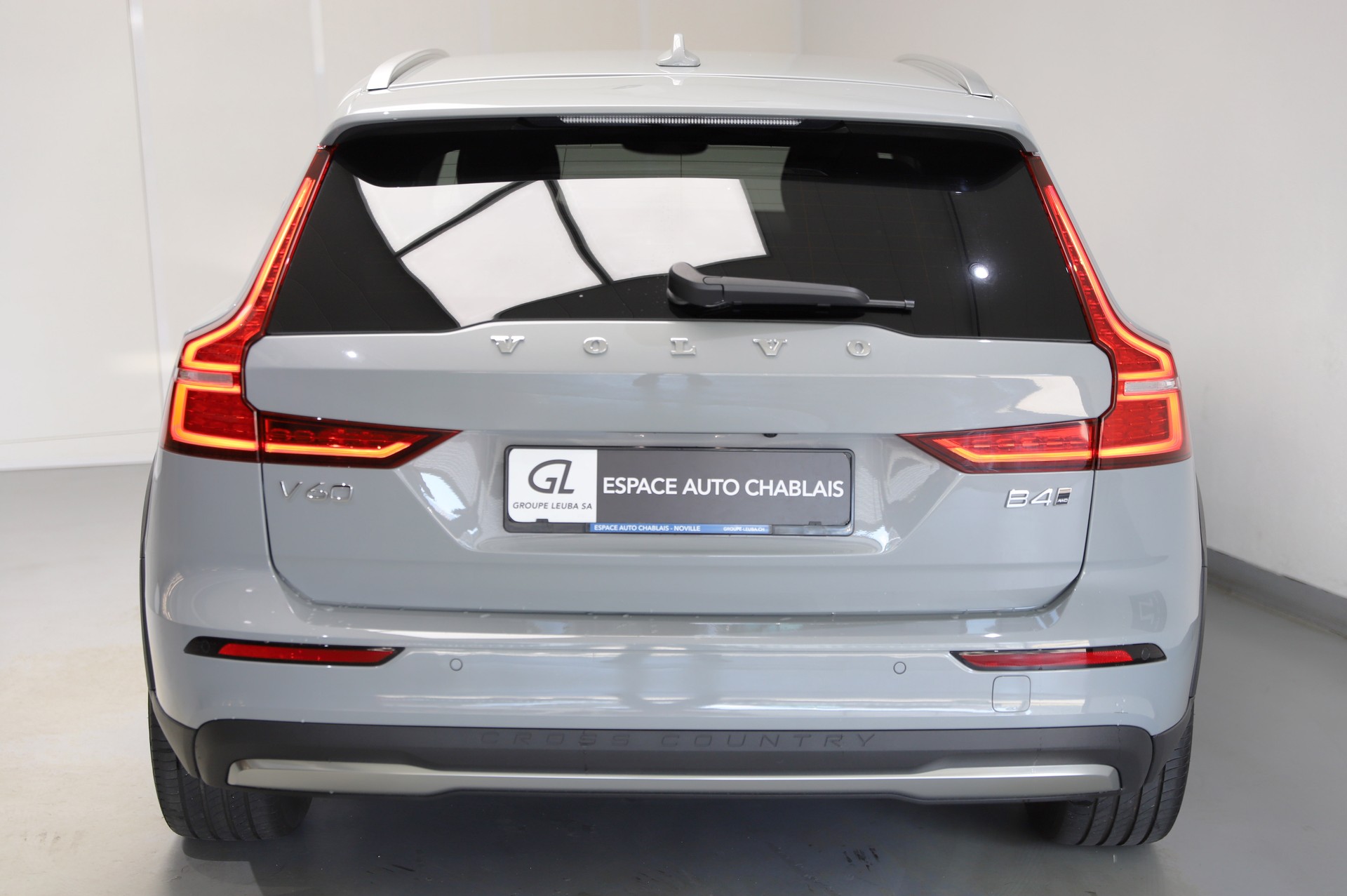 VOLVO Volvo V60 Cross Country 2.0 B4 Core AWD-image-5