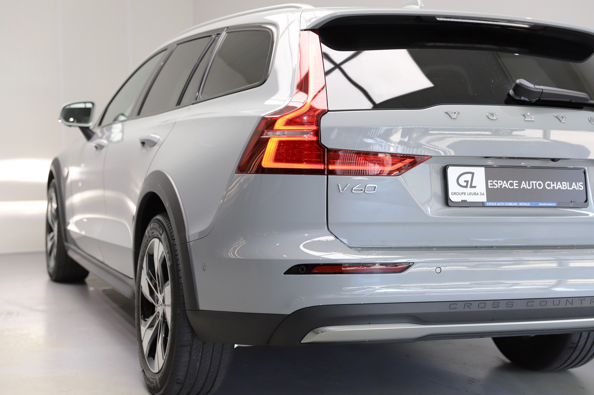 VOLVO Volvo V60 Cross Country 2.0 B4 Core AWD-image-3
