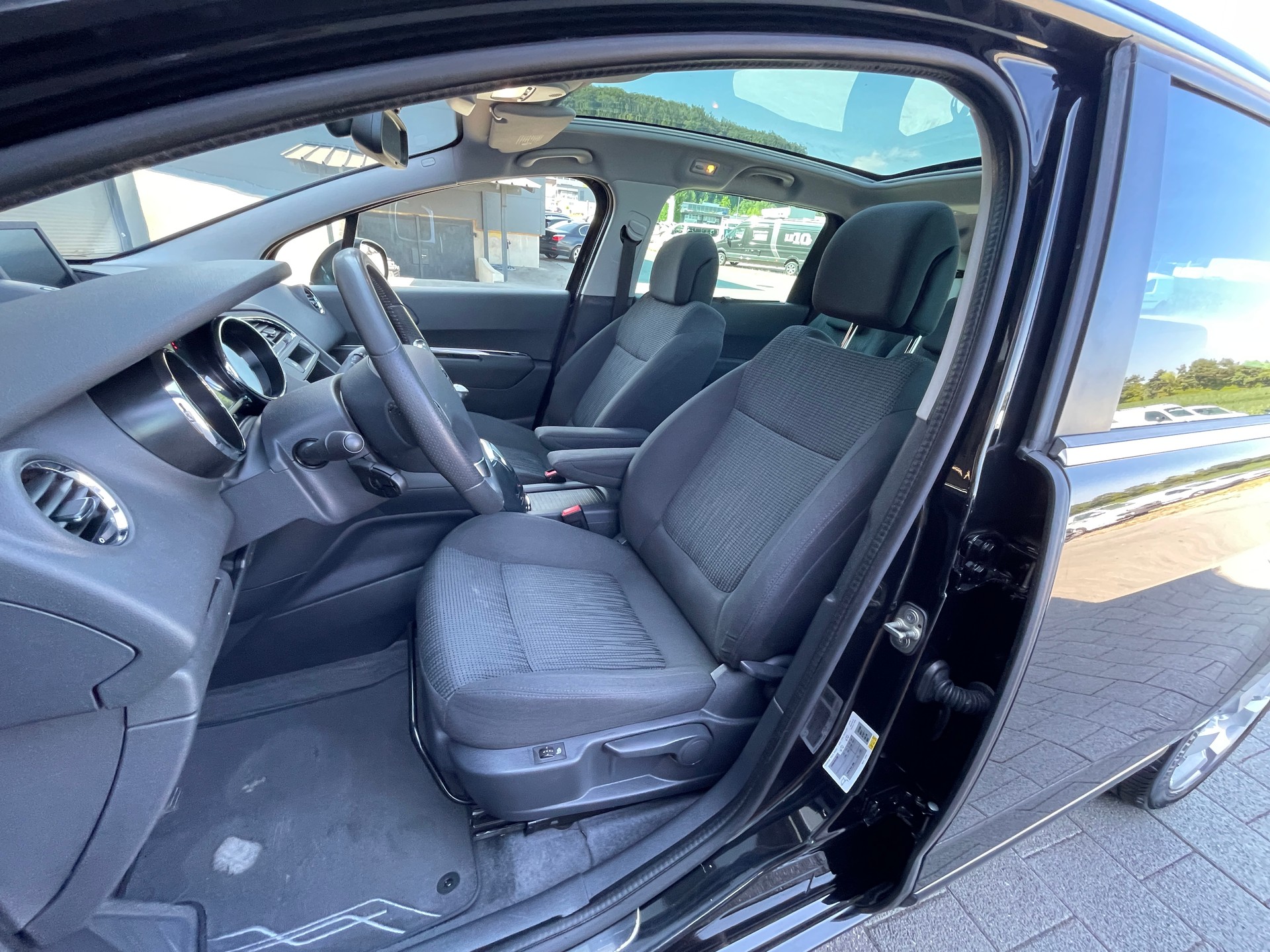 PEUGEOT 5008 1.6 16V T Style-image-10