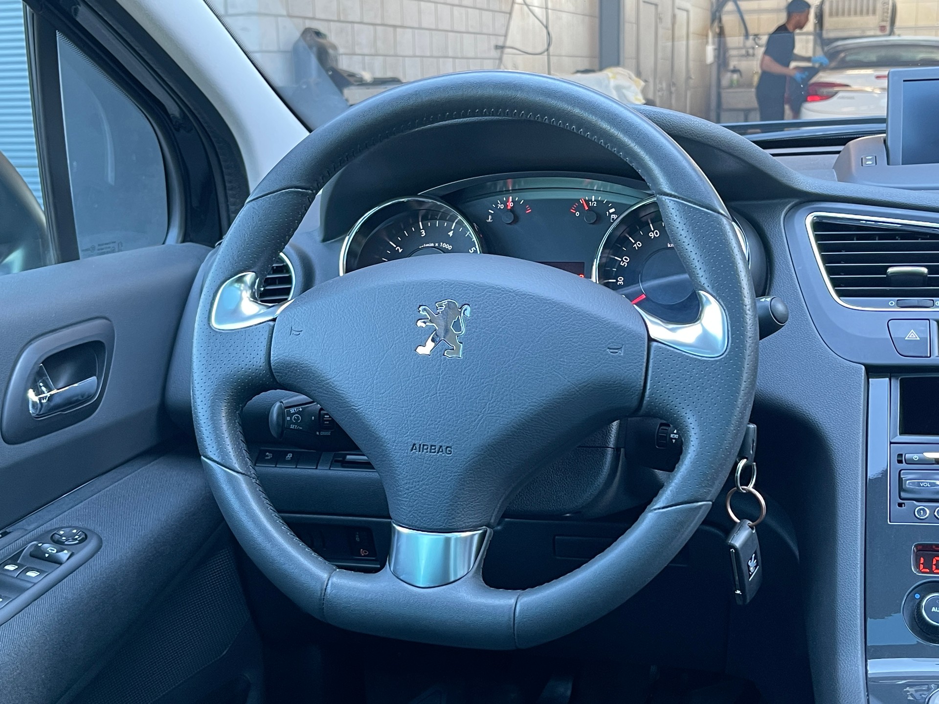 PEUGEOT 5008 1.6 16V T Style-image-8