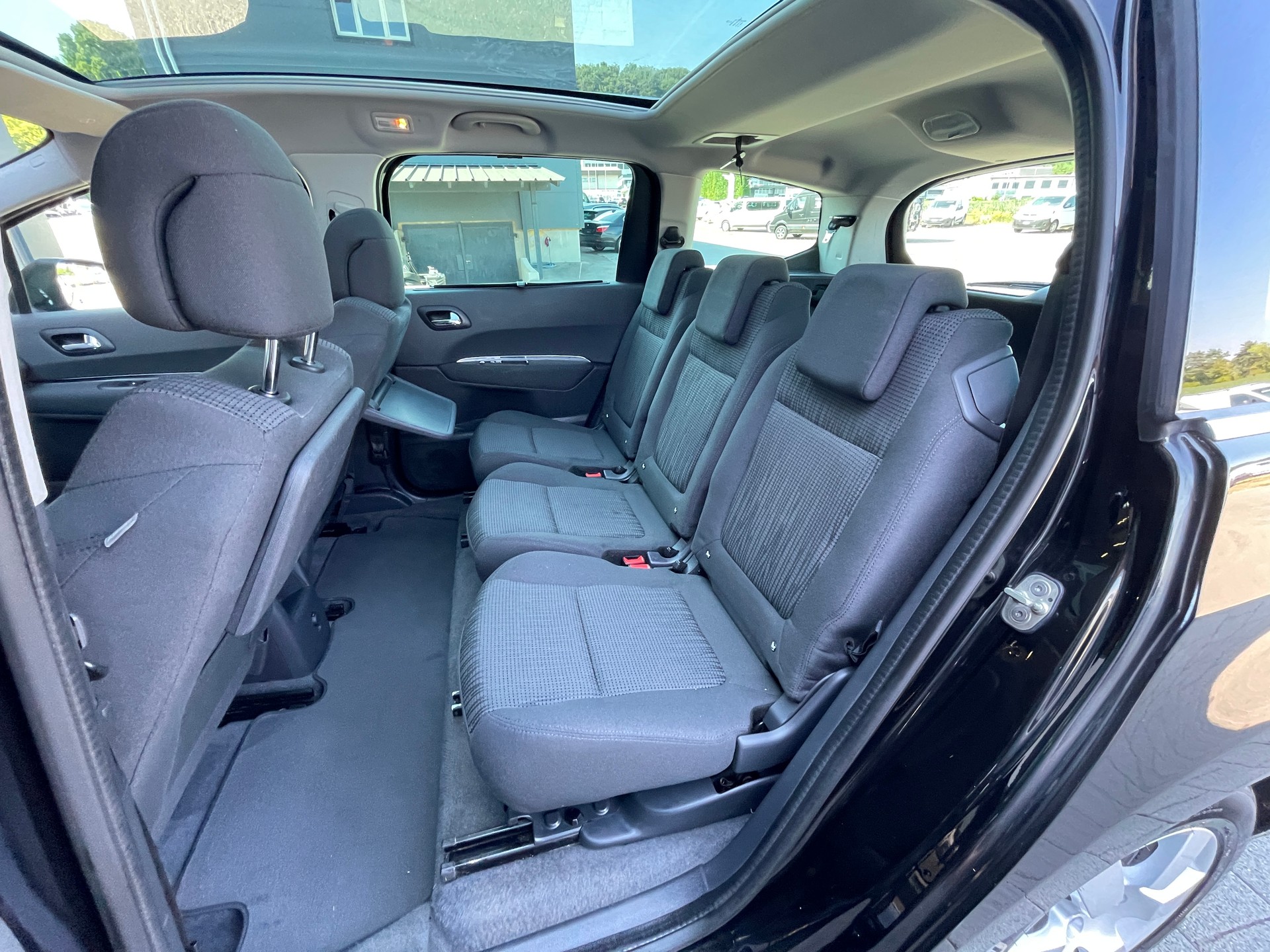 PEUGEOT 5008 1.6 16V T Style-image-12