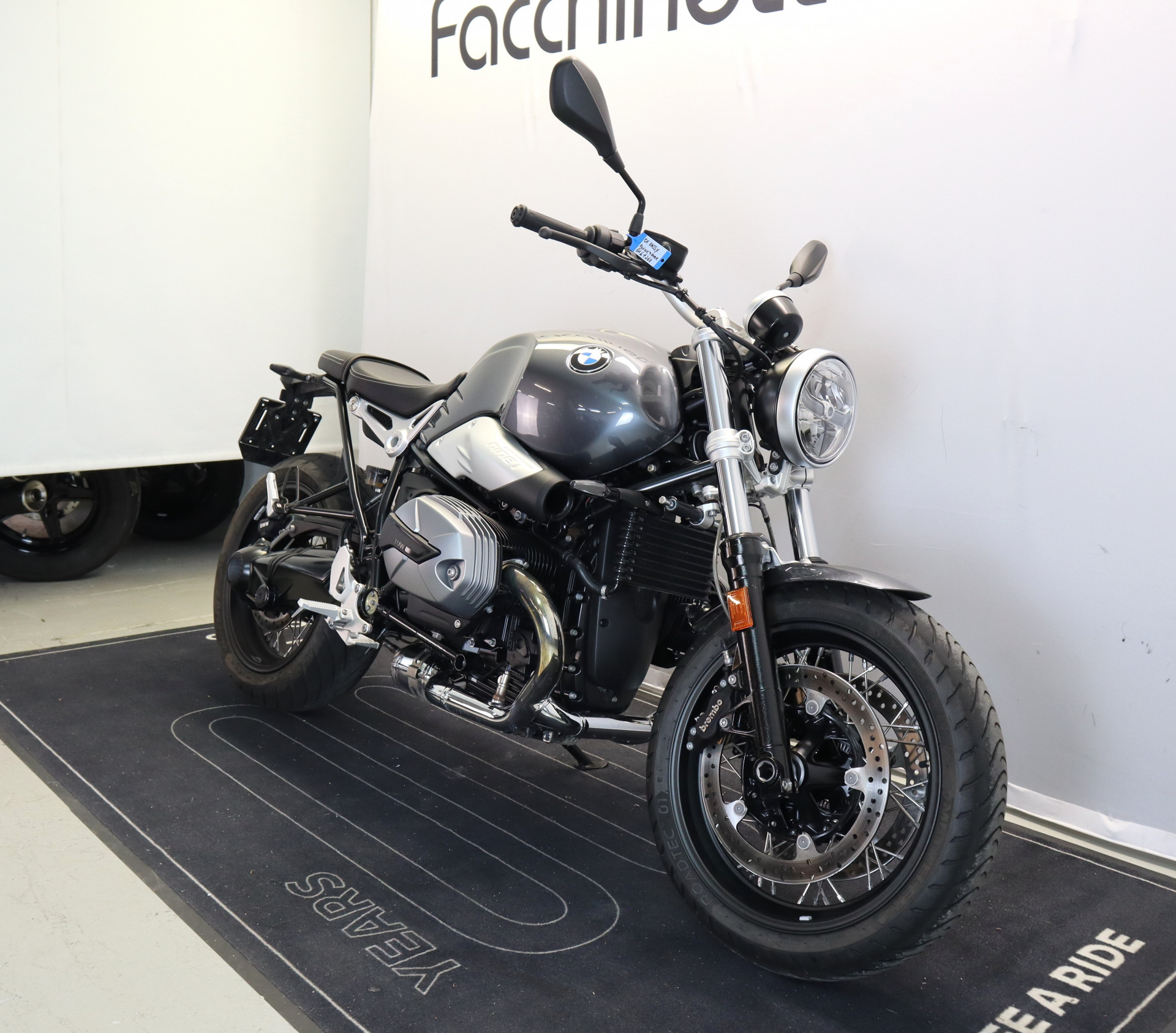 BMW R nineT Pure-showroom-element-3