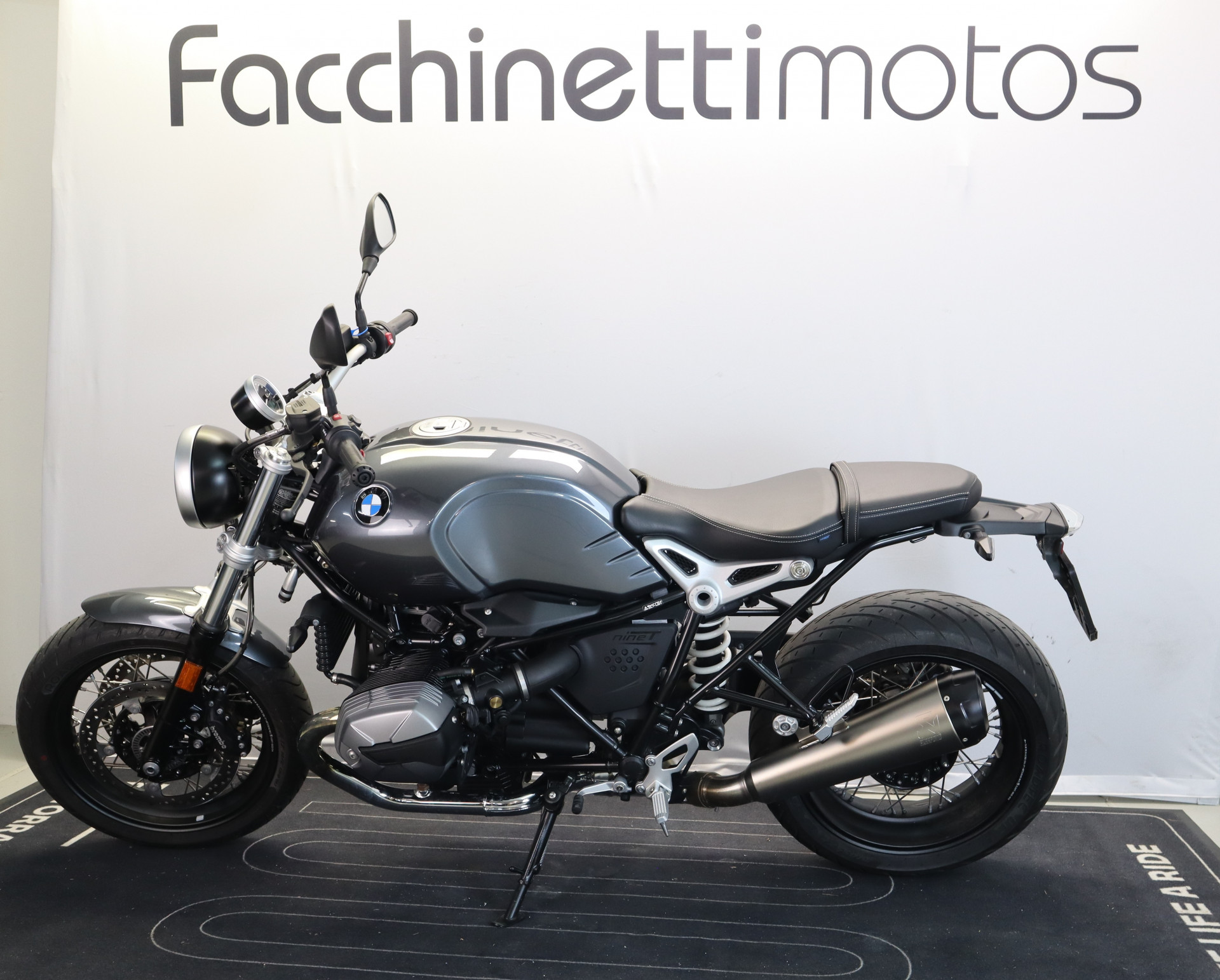 BMW R nineT Pure-showroom-element-1