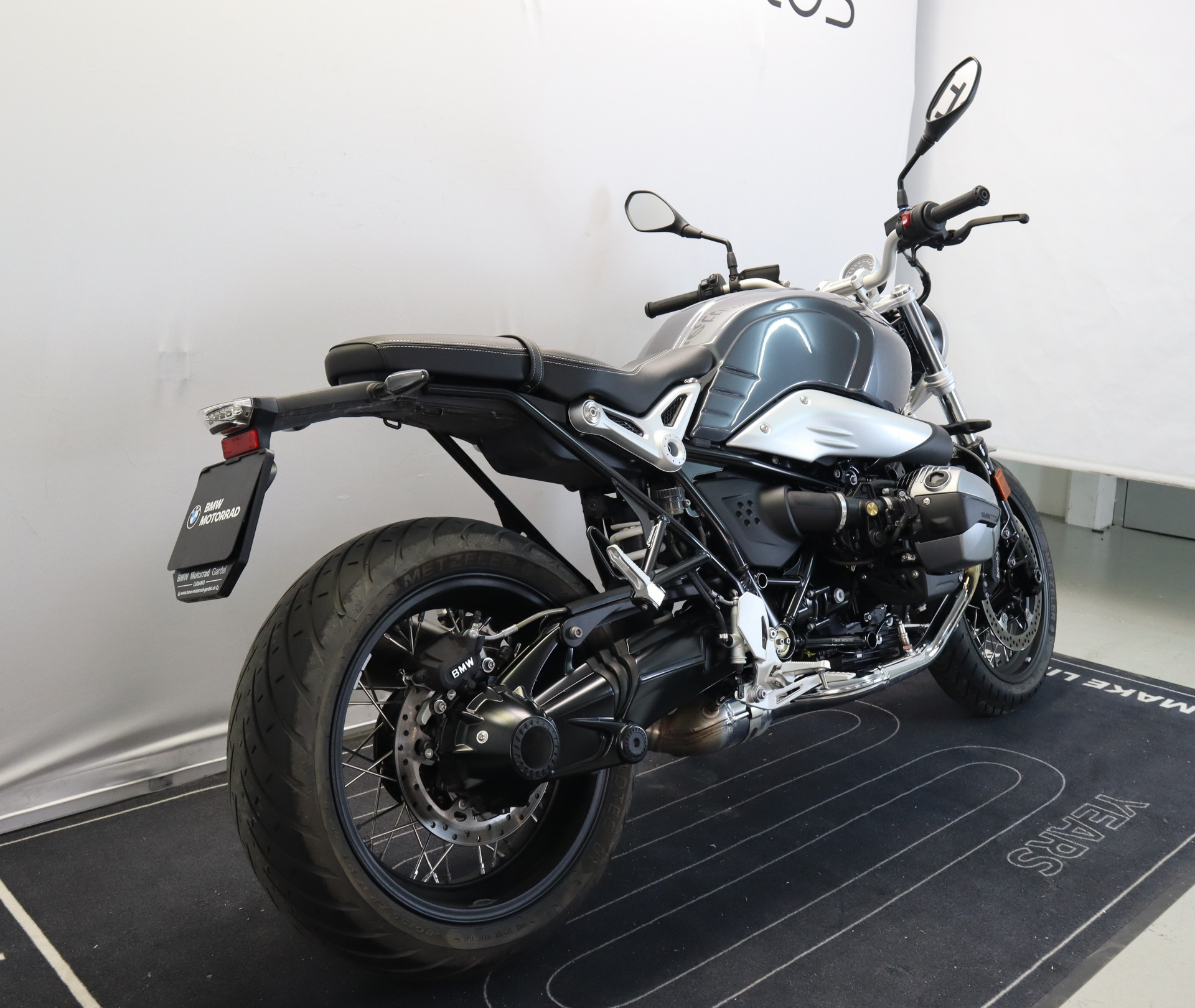 BMW R nineT Pure-showroom-element-2