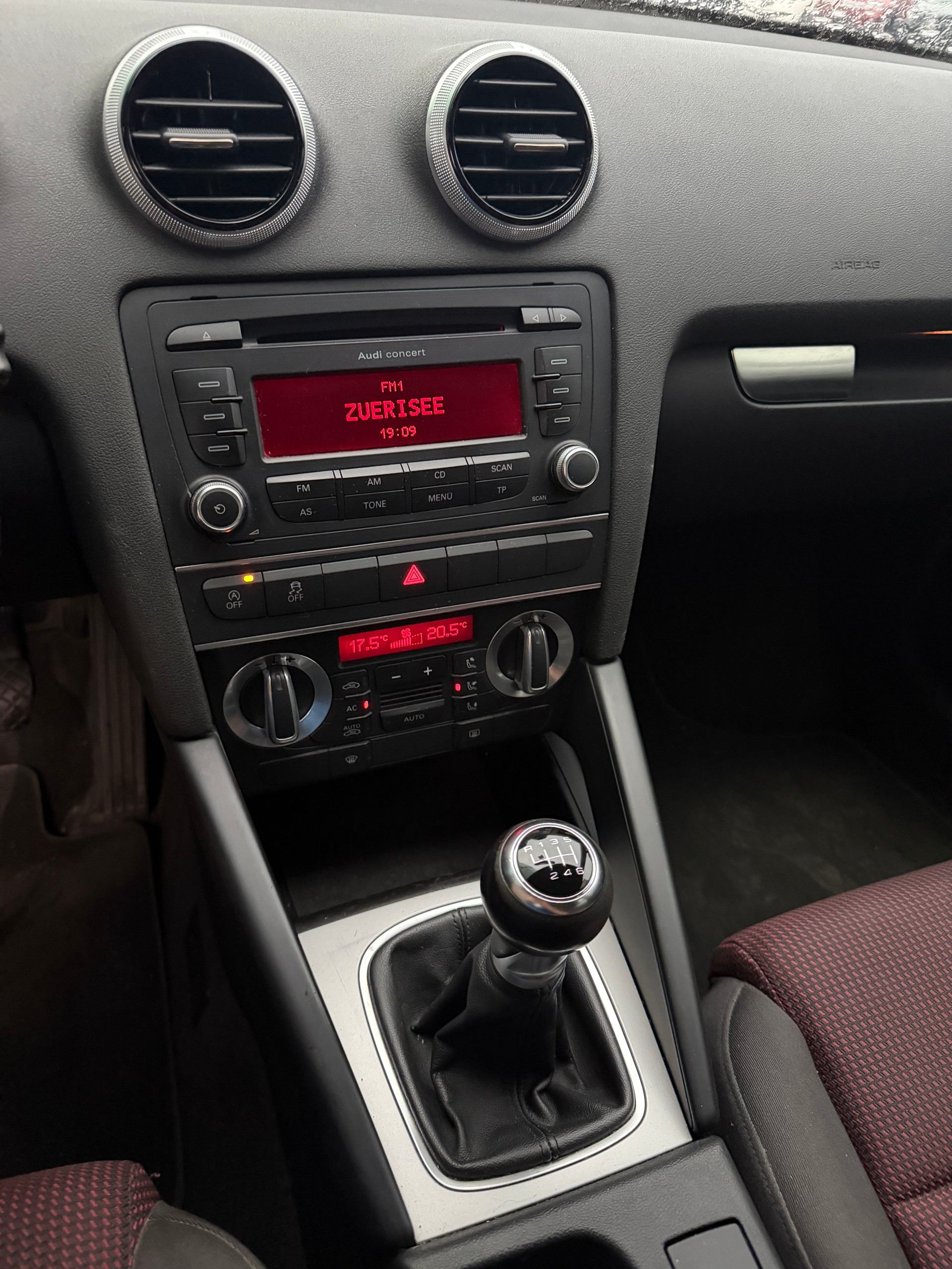 AUDI A3 Sportback 2.0 TDI Ambiente-image-10