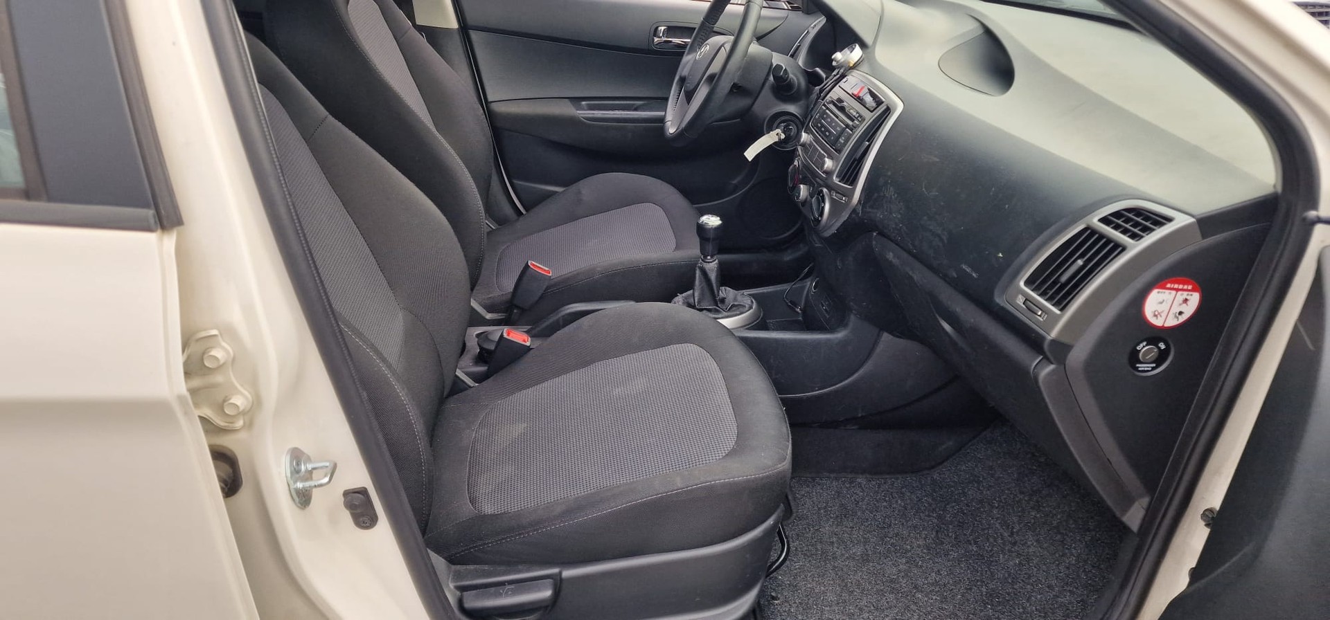 HYUNDAI i20 1.2 Comfort-image-6