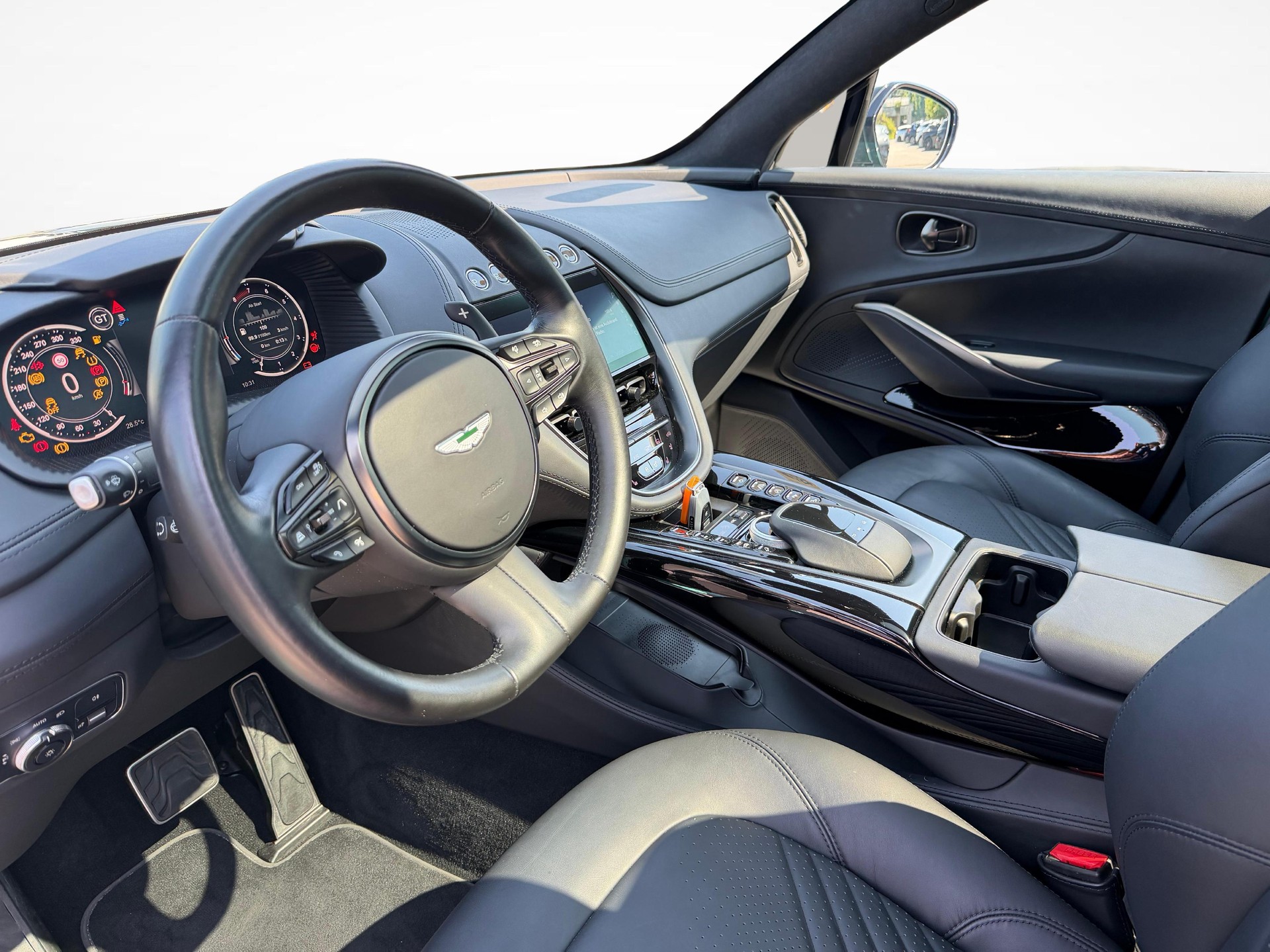 ASTON MARTIN DBX 4.0 V8 Bi-Turbo-showroom-element-3