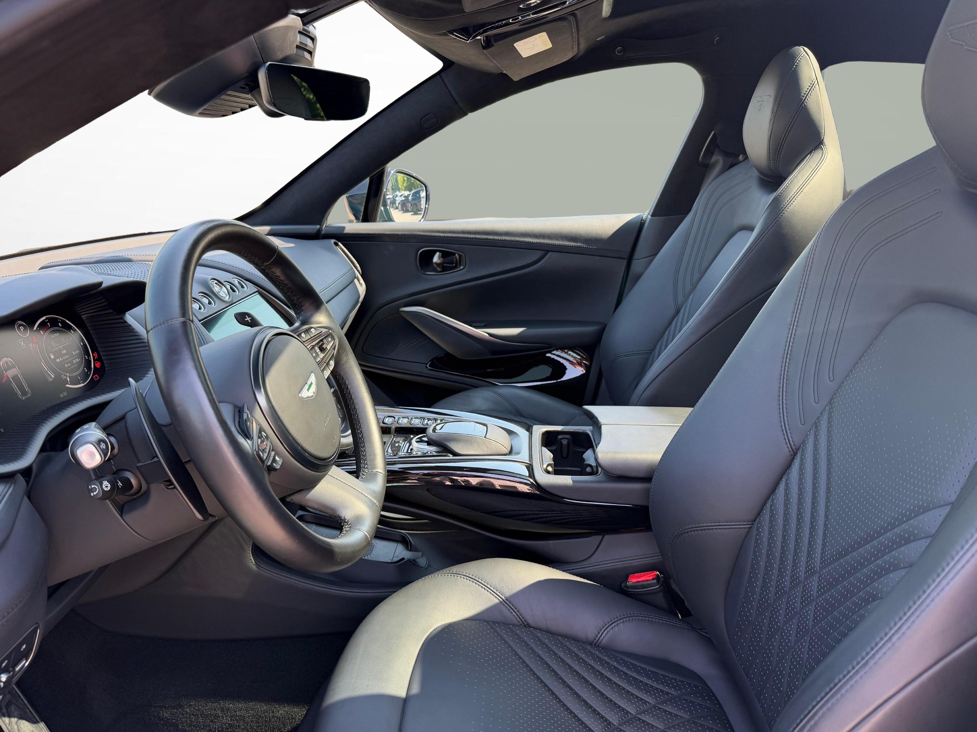 ASTON MARTIN DBX 4.0 V8 Bi-Turbo-showroom-element-1