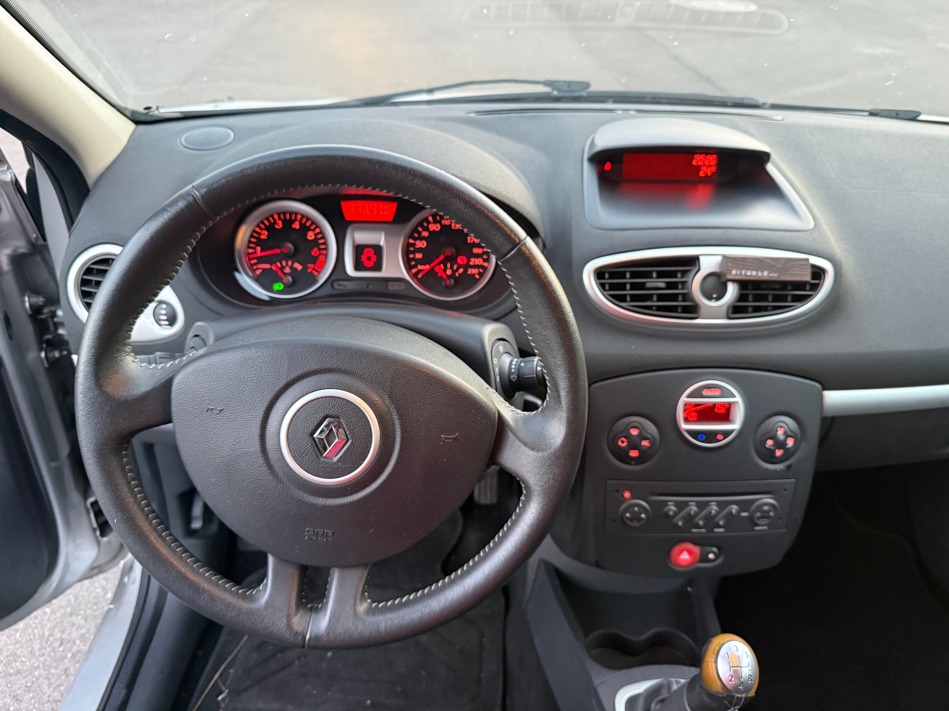 RENAULT Clio 1.2 16V Turbo Dynamique-image-9