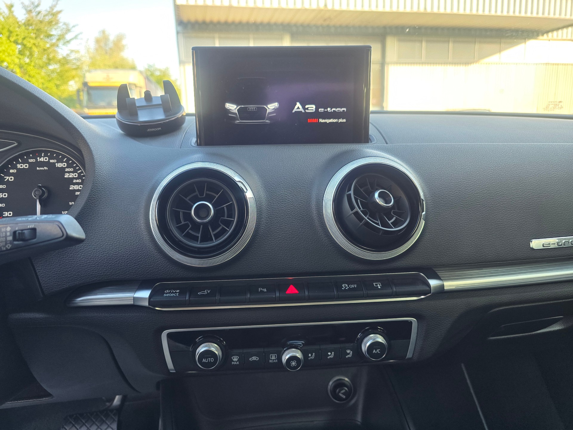 AUDI A3 Sportback 1.4 e-tron Sport S-tronic-image-18