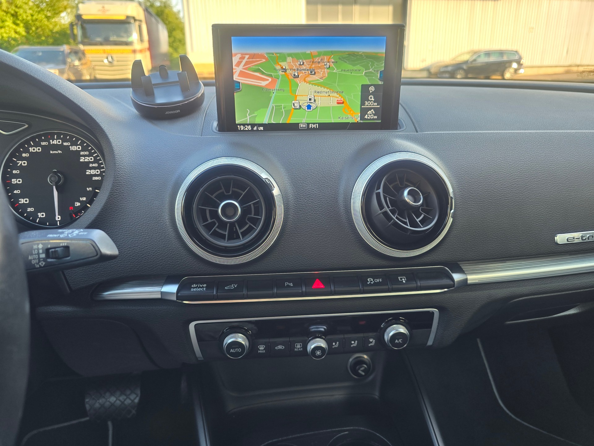 AUDI A3 Sportback 1.4 e-tron Sport S-tronic-image-21