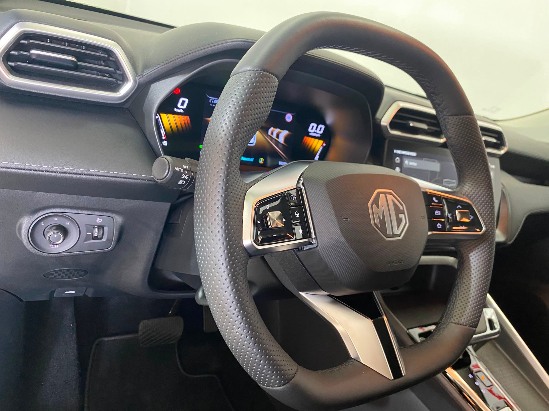 MG ZS 1.5 HEV Luxury-image-6