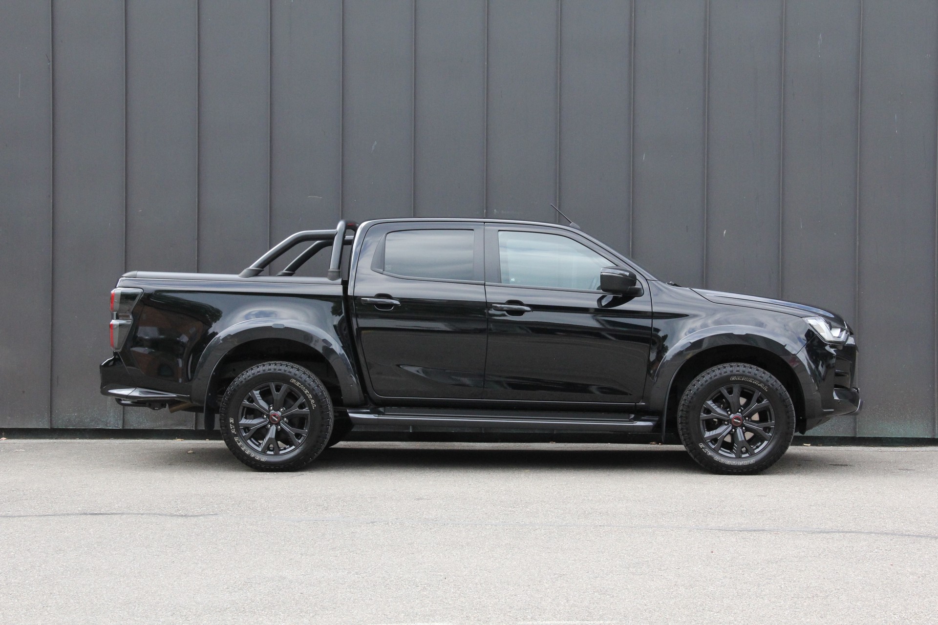 ISUZU D-MAX 1.9 CrewCab N60FF 4x4 AT **V-CROSS-EDITION** **3500kg-ANHÄNGERKUPPLUNG** *ÜBERROLLBÜGEL* *LEDER* 5-JAHRE-GARANTIE-image-2
