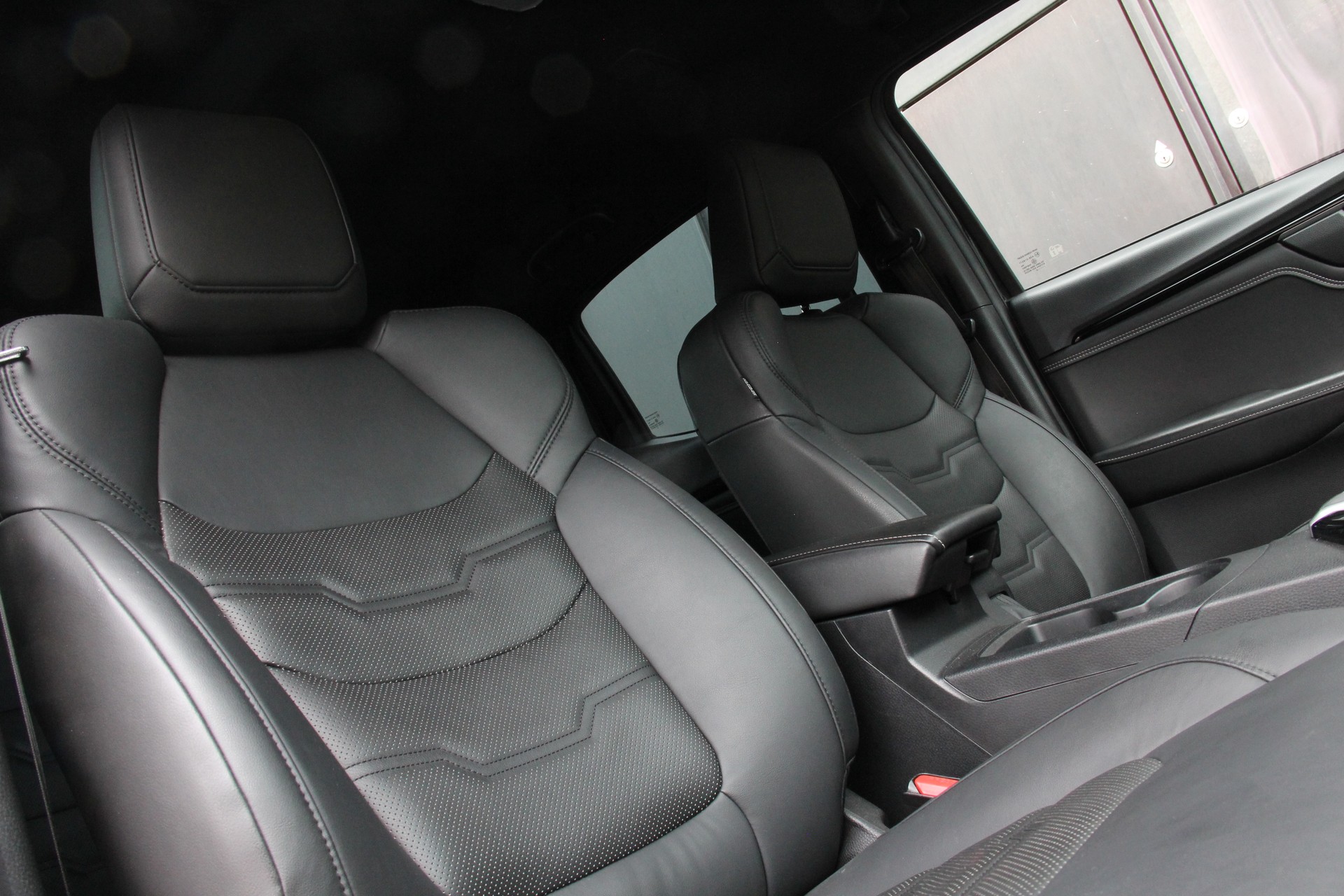 ISUZU D-MAX 1.9 CrewCab N60FF 4x4 AT **V-CROSS-EDITION** **3500kg-ANHÄNGERKUPPLUNG** *ÜBERROLLBÜGEL* *LEDER* 5-JAHRE-GARANTIE-image-9