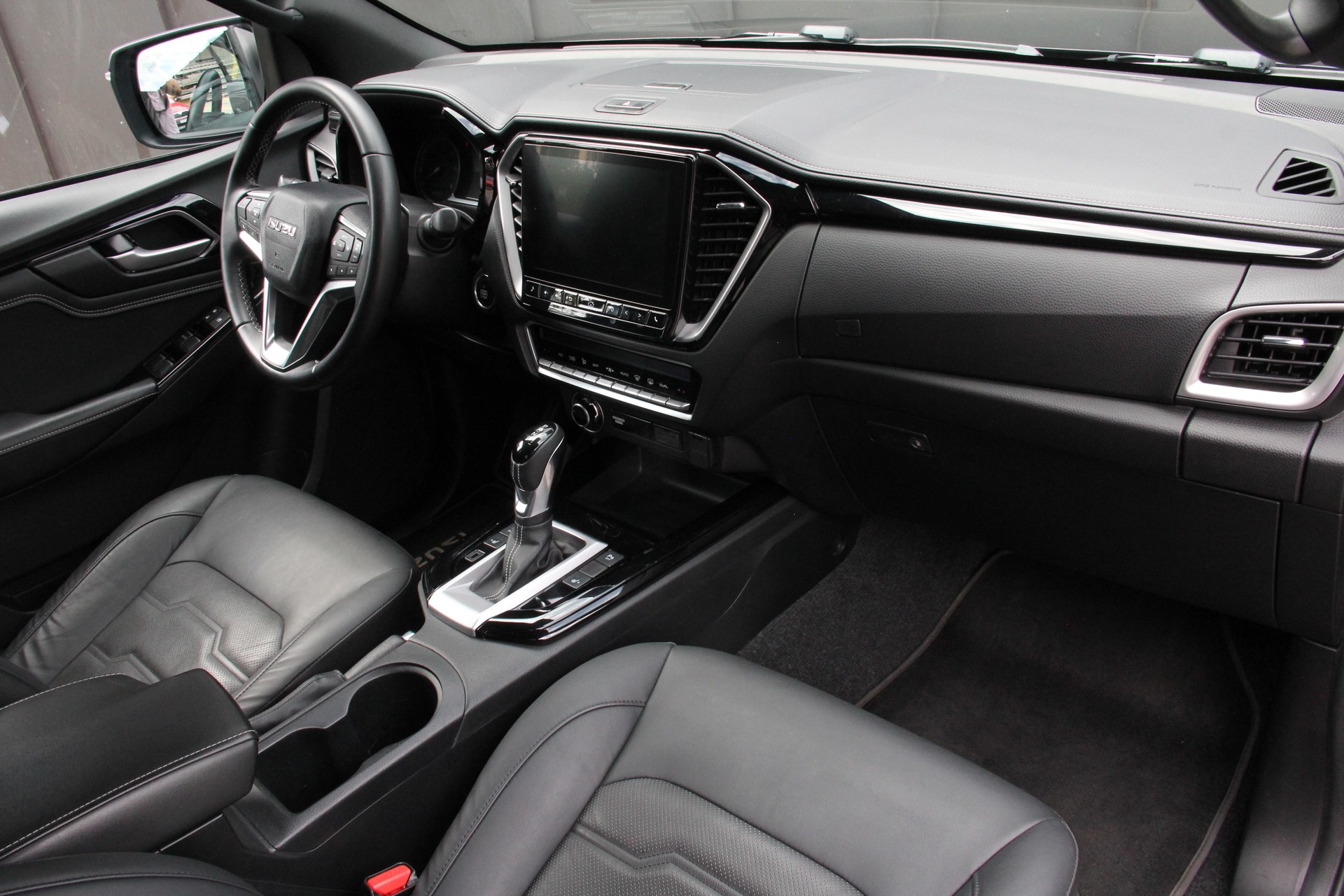 ISUZU D-MAX 1.9 CrewCab N60FF 4x4 AT **V-CROSS-EDITION** **3500kg-ANHÄNGERKUPPLUNG** *ÜBERROLLBÜGEL* *LEDER* 5-JAHRE-GARANTIE-image-8