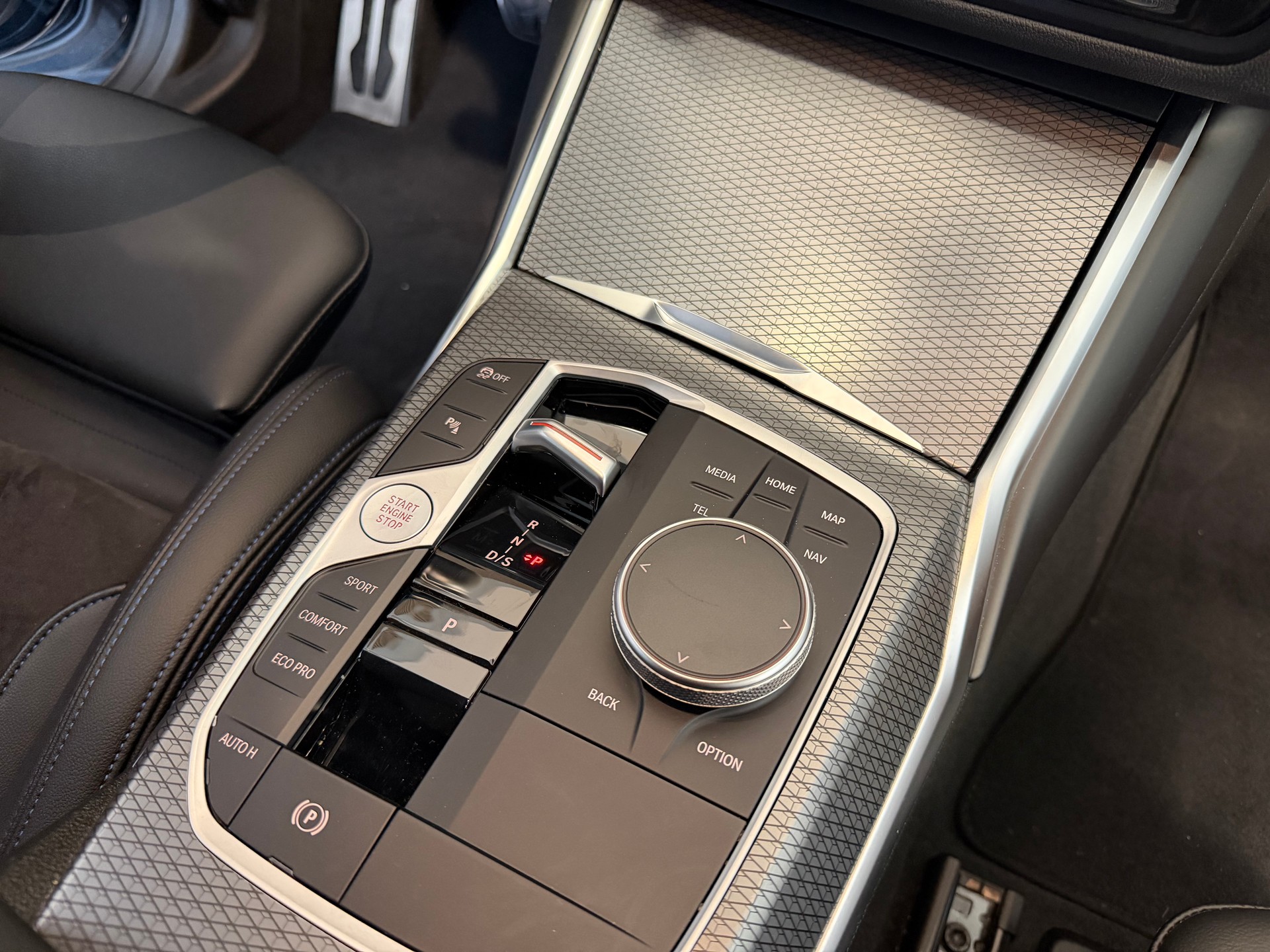 BMW 330d xDrive 48V Steptronic M Sport-image-16