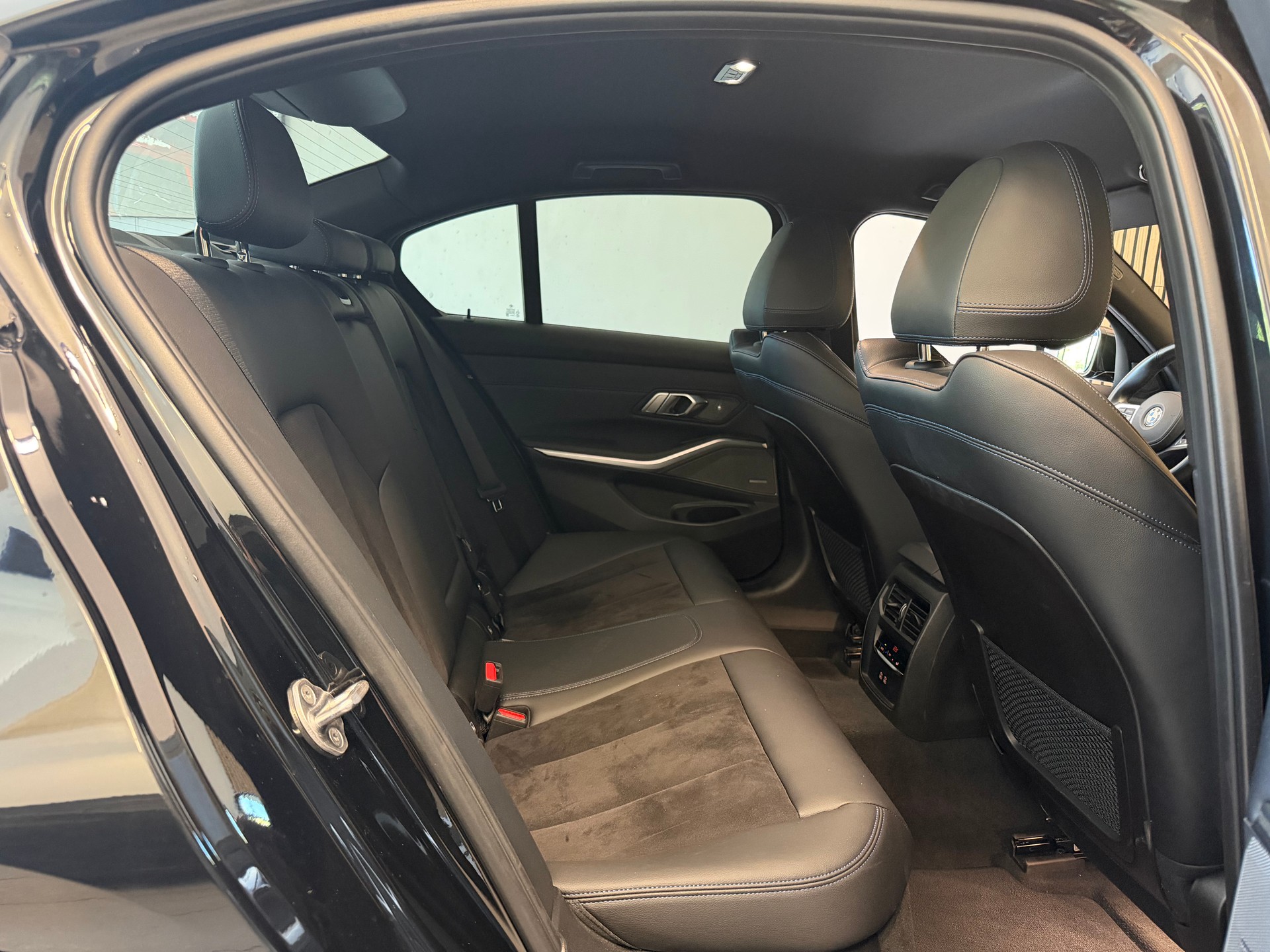 BMW 330d xDrive 48V Steptronic M Sport-image-13