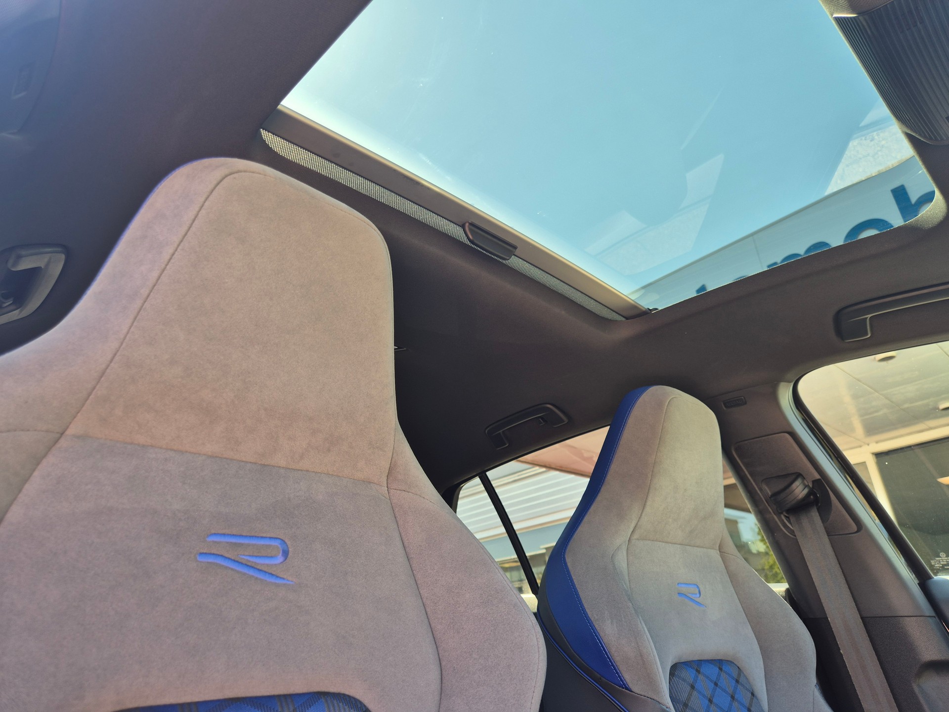 VW Golf 2.0 TSI R DSG 4Motion-image-9