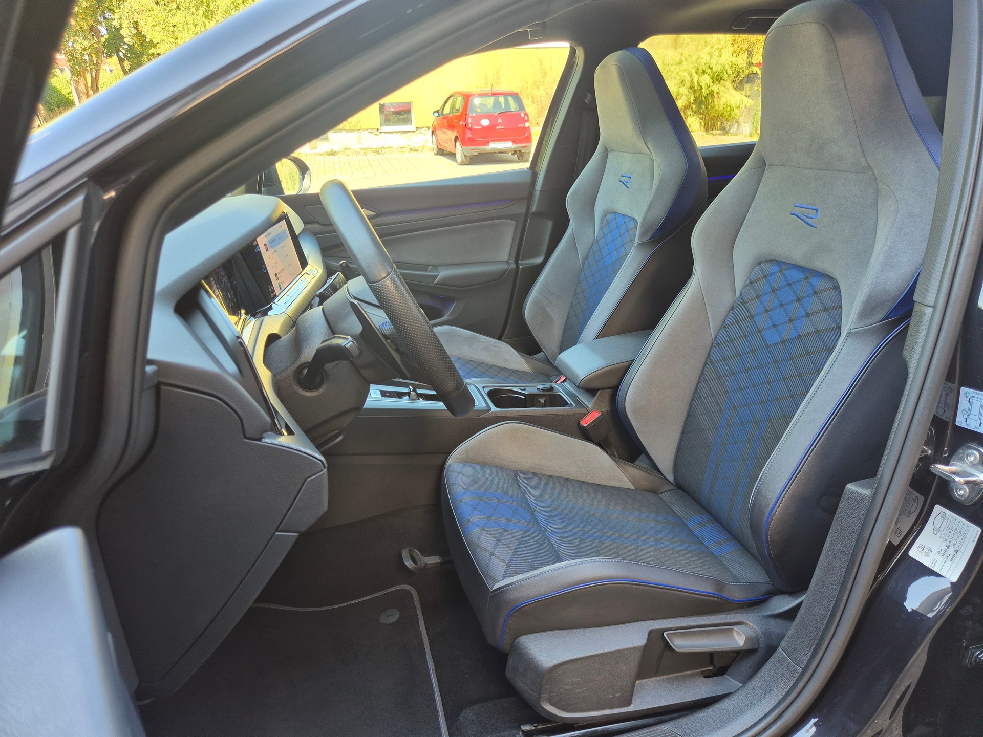 VW Golf 2.0 TSI R DSG 4Motion-image-10