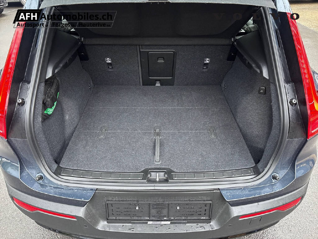 VOLVO XC40 2.0 B3 MH Plus Dark-image-15
