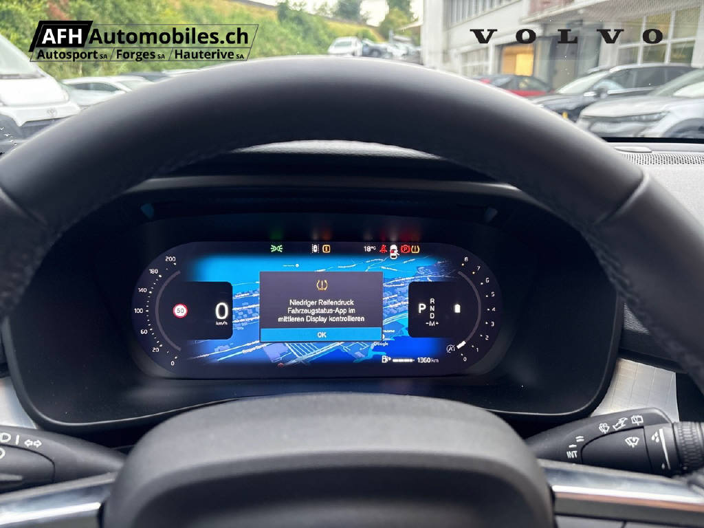 VOLVO XC40 2.0 B3 MH Plus Dark-image-17