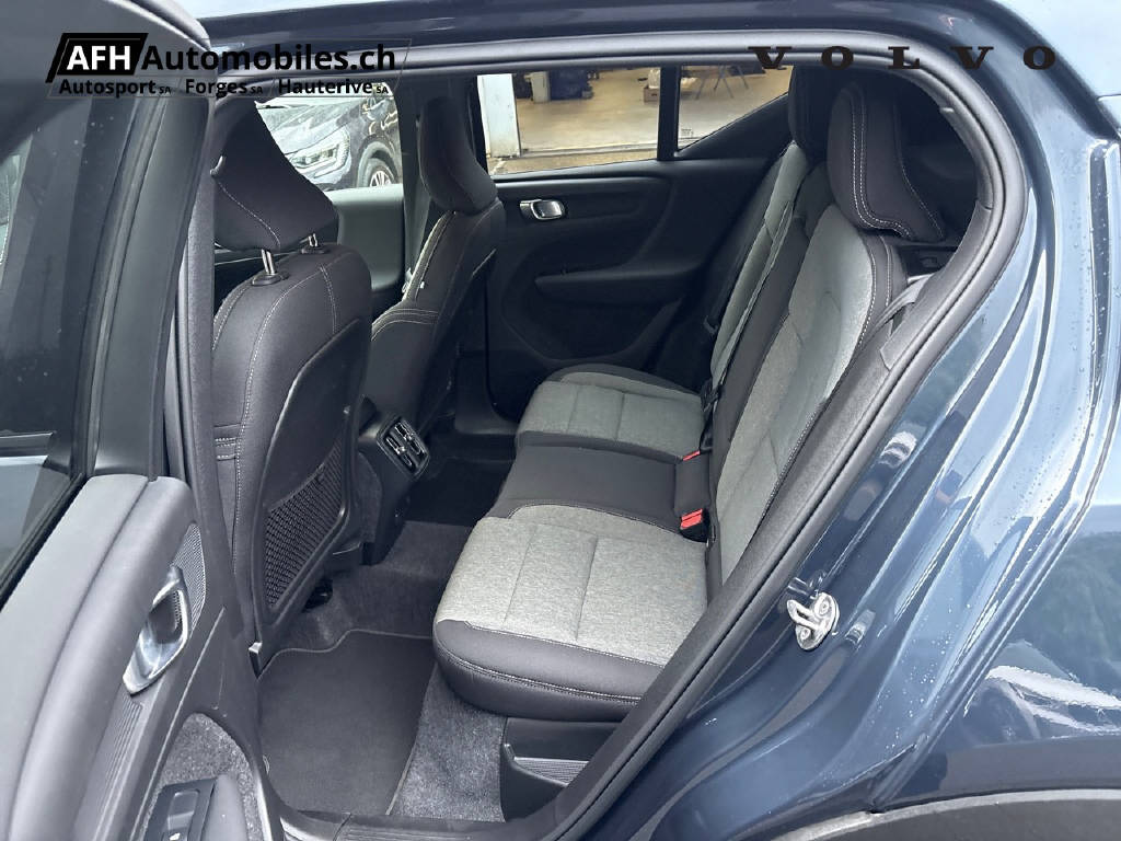 VOLVO XC40 2.0 B3 MH Plus Dark-image-12