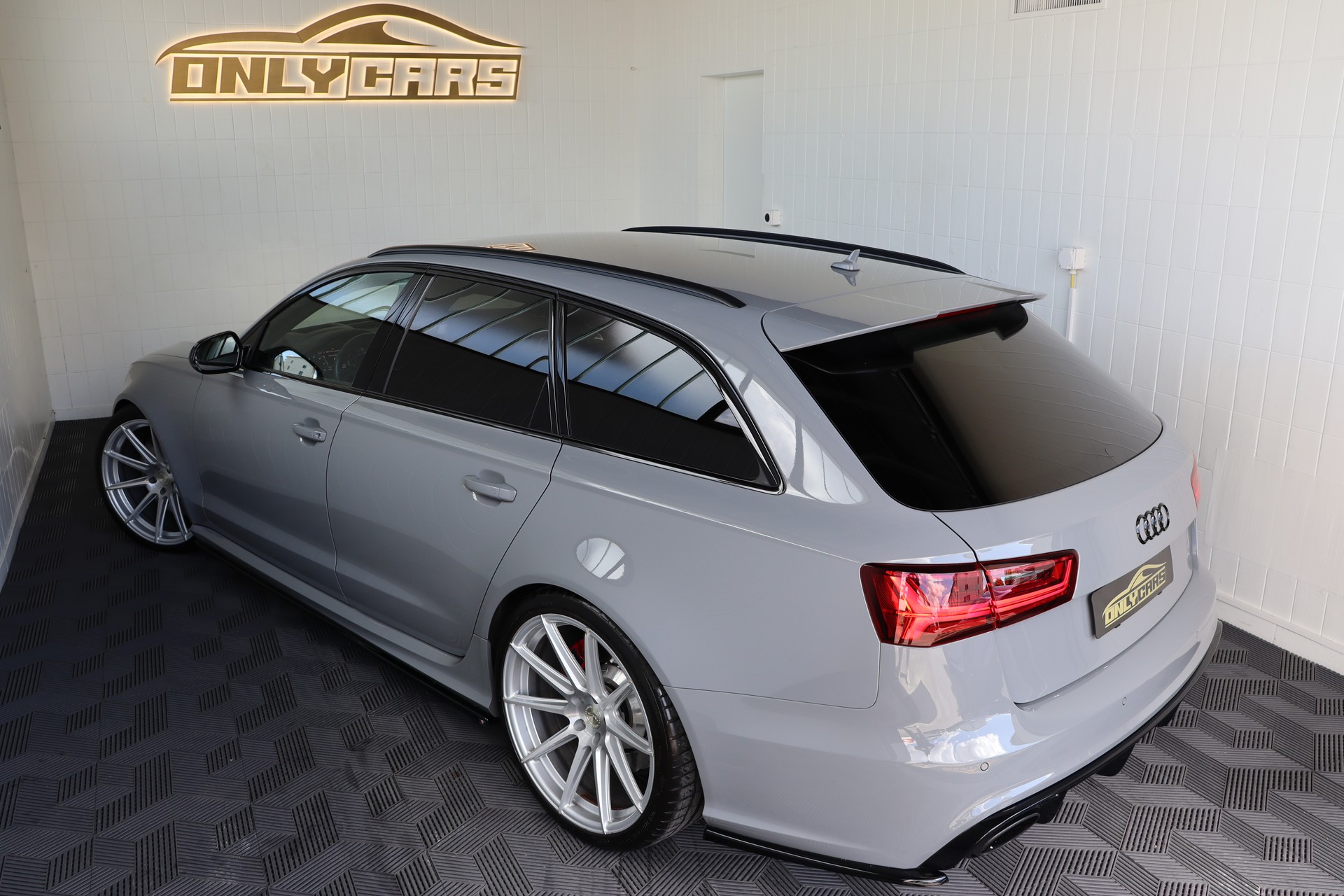 AUDI RS6 Avant 4.0 TFSI V8 QUATTRO TIPTRONIC ** MILLTEK AUSPUFF ** TIEFERGELEGT ** 8-FACH FELGEN ** CH-FAHRZEUG **-image-9
