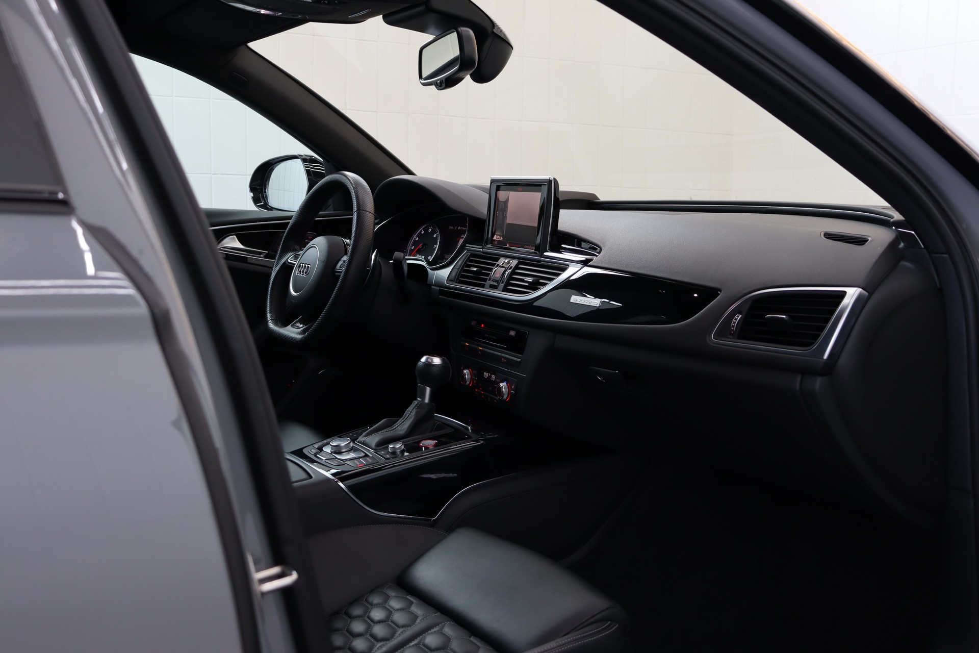 AUDI RS6 Avant 4.0 TFSI V8 QUATTRO TIPTRONIC ** MILLTEK AUSPUFF ** TIEFERGELEGT ** 8-FACH FELGEN ** CH-FAHRZEUG **-image-15