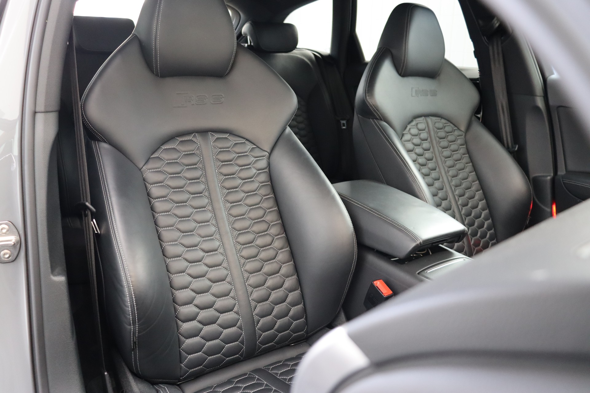 AUDI RS6 Avant 4.0 TFSI V8 QUATTRO TIPTRONIC ** MILLTEK AUSPUFF ** TIEFERGELEGT ** 8-FACH FELGEN ** CH-FAHRZEUG **-image-17
