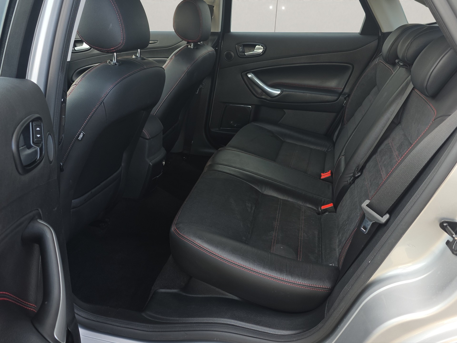 FORD Mondeo 2.5i 20V Turbo Titanium S-image-9