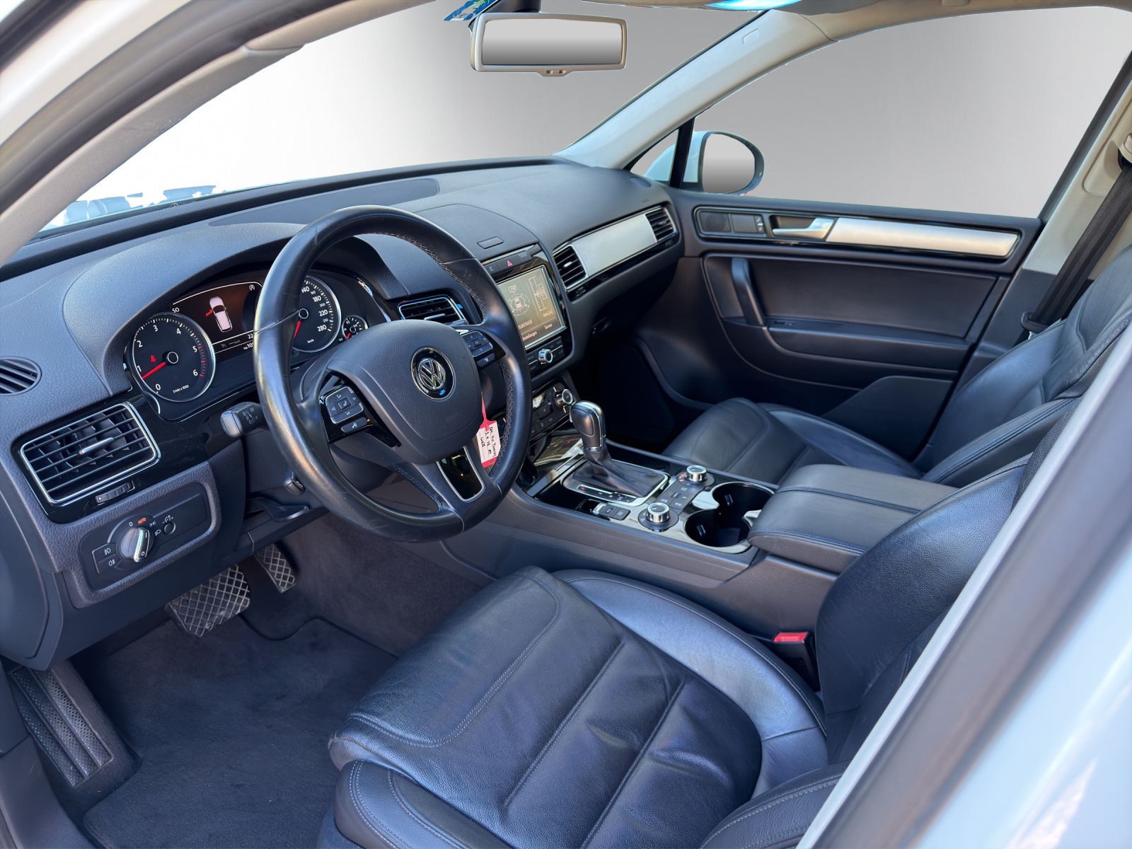 VW Touareg 3.0 V6 TDI 245 BlueMT R-Line-image-5