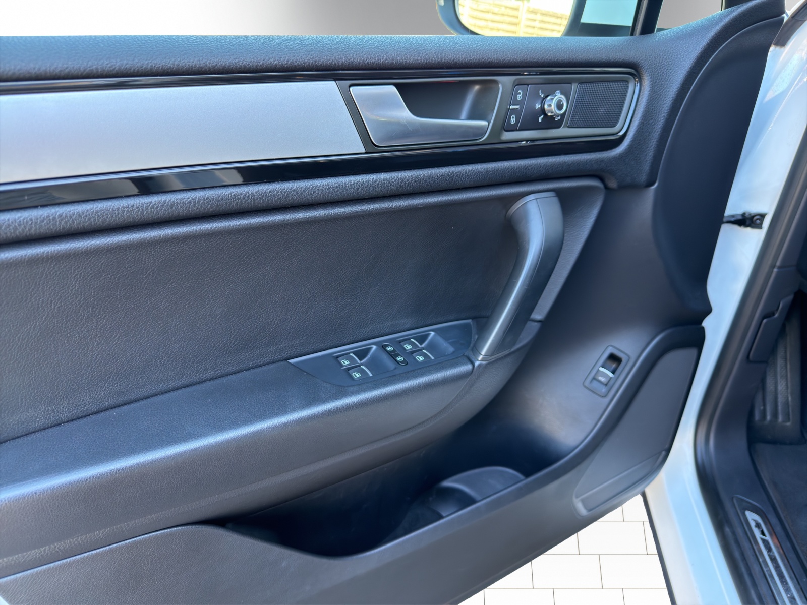 VW Touareg 3.0 V6 TDI 245 BlueMT R-Line-image-11