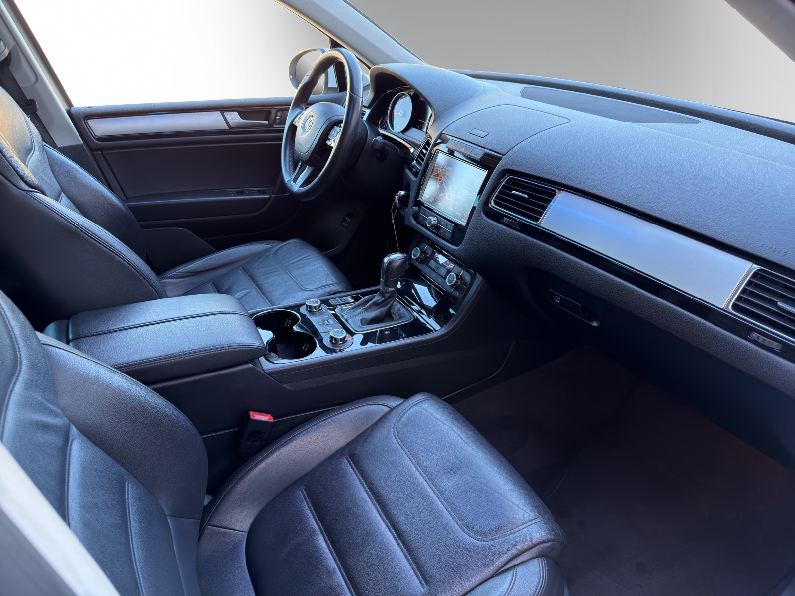 VW Touareg 3.0 V6 TDI 245 BlueMT R-Line-image-9