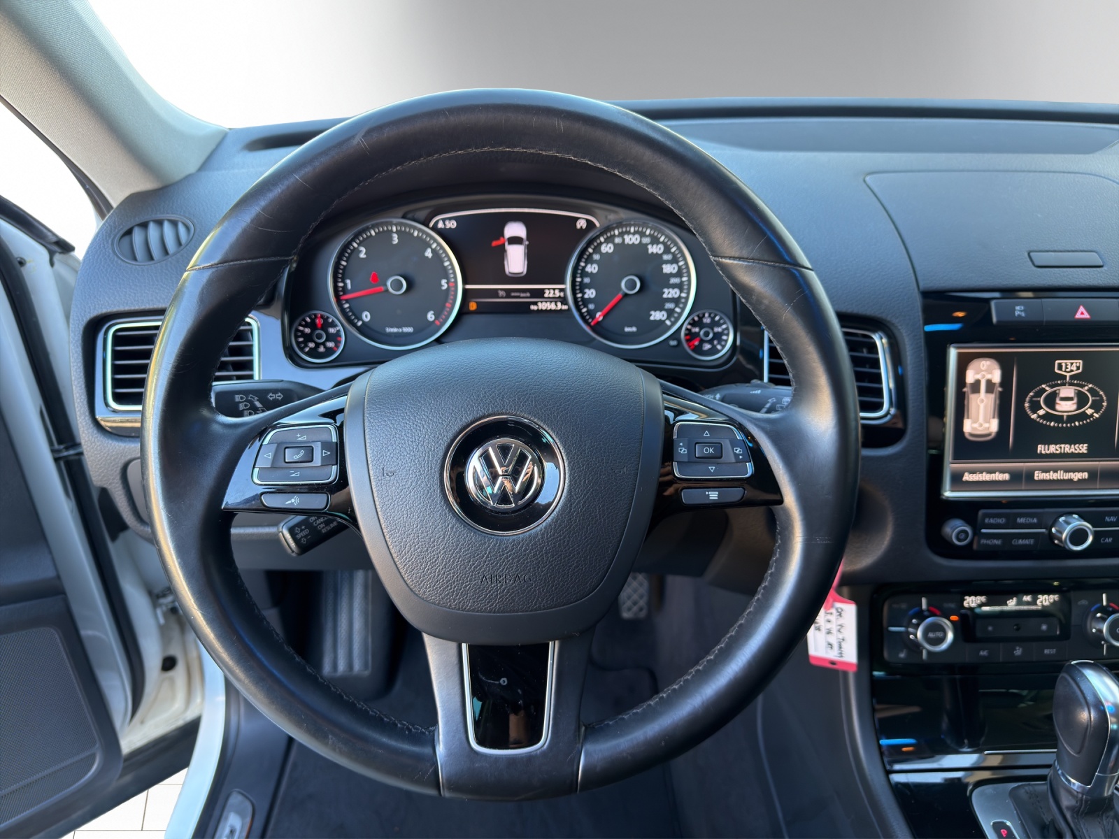 VW Touareg 3.0 V6 TDI 245 BlueMT R-Line-image-6