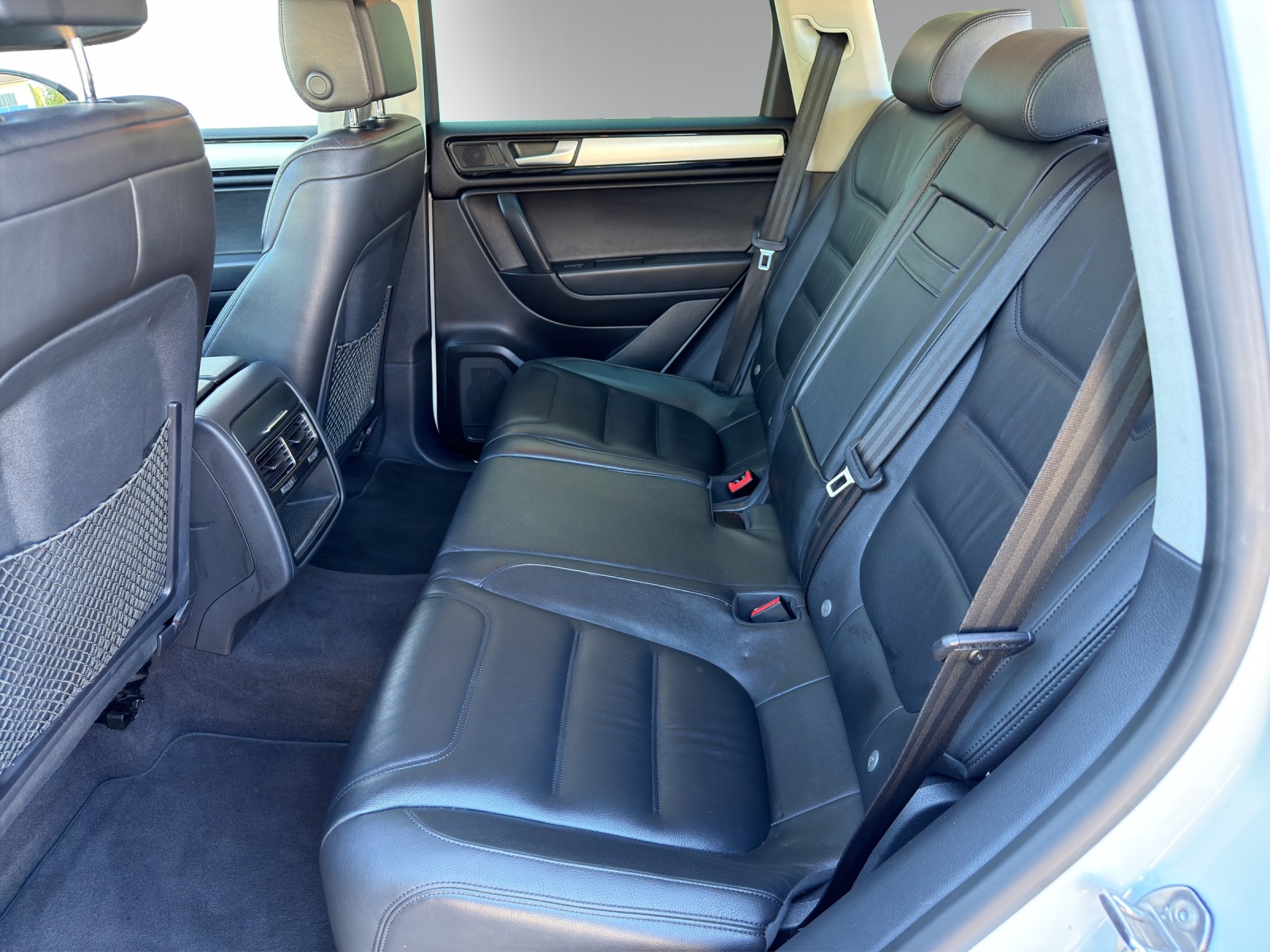 VW Touareg 3.0 V6 TDI 245 BlueMT R-Line-image-13