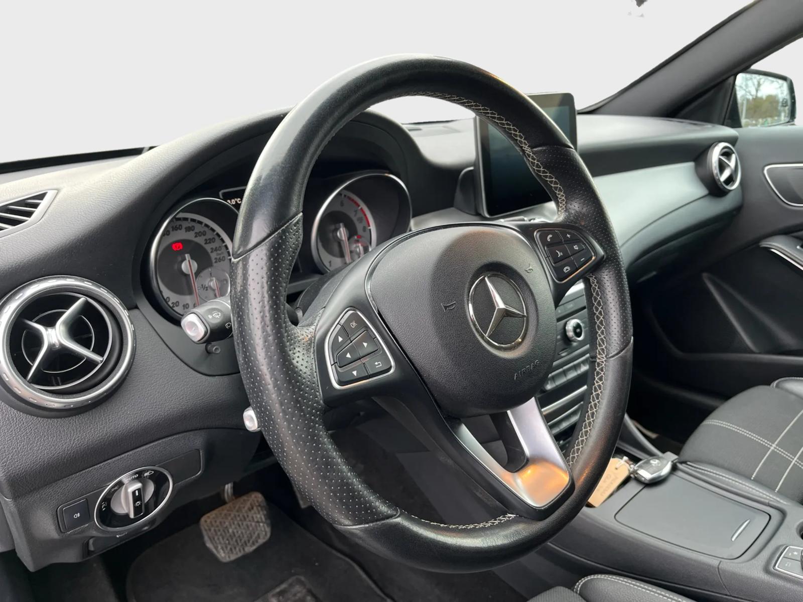 MERCEDES-BENZ GLA 200 Urban 7G-DCT-image-8