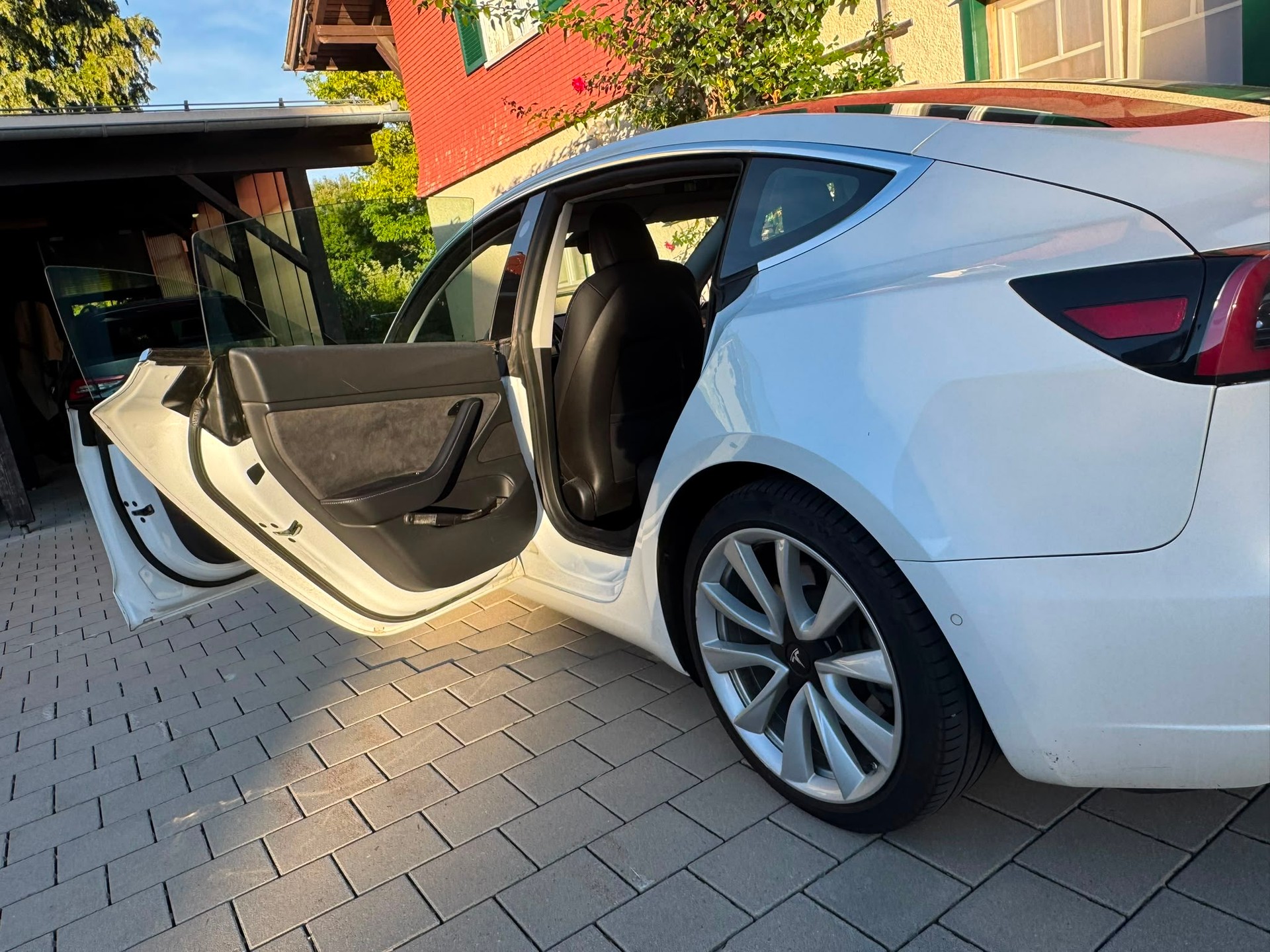 TESLA Long Range Dual Motor AWD-image-2