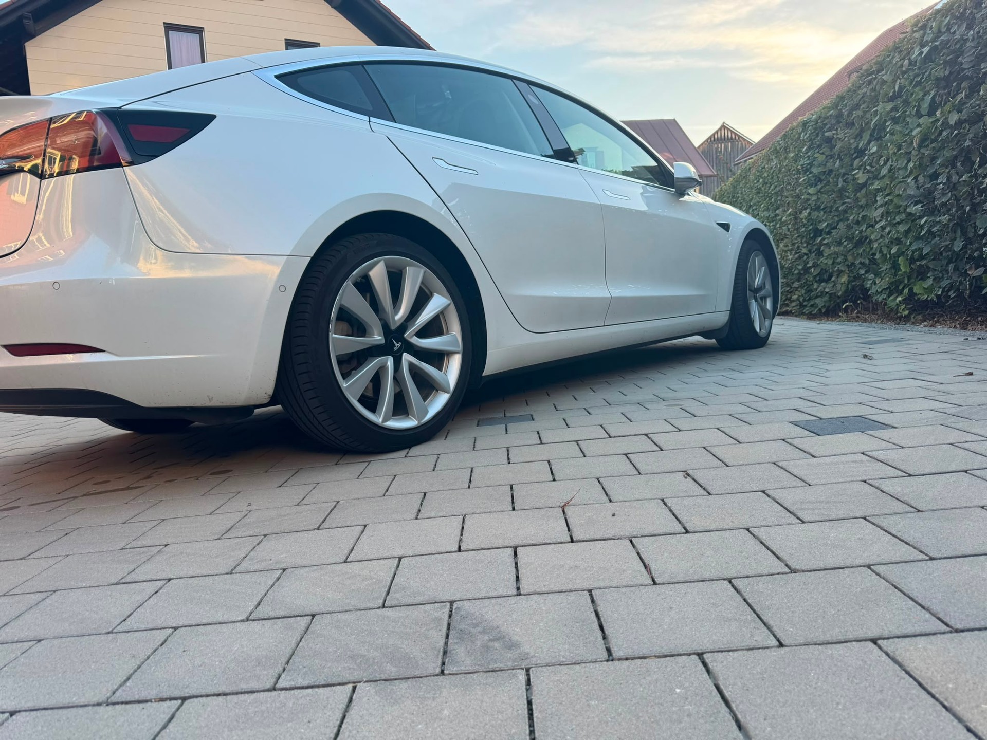 TESLA Long Range Dual Motor AWD-image-1