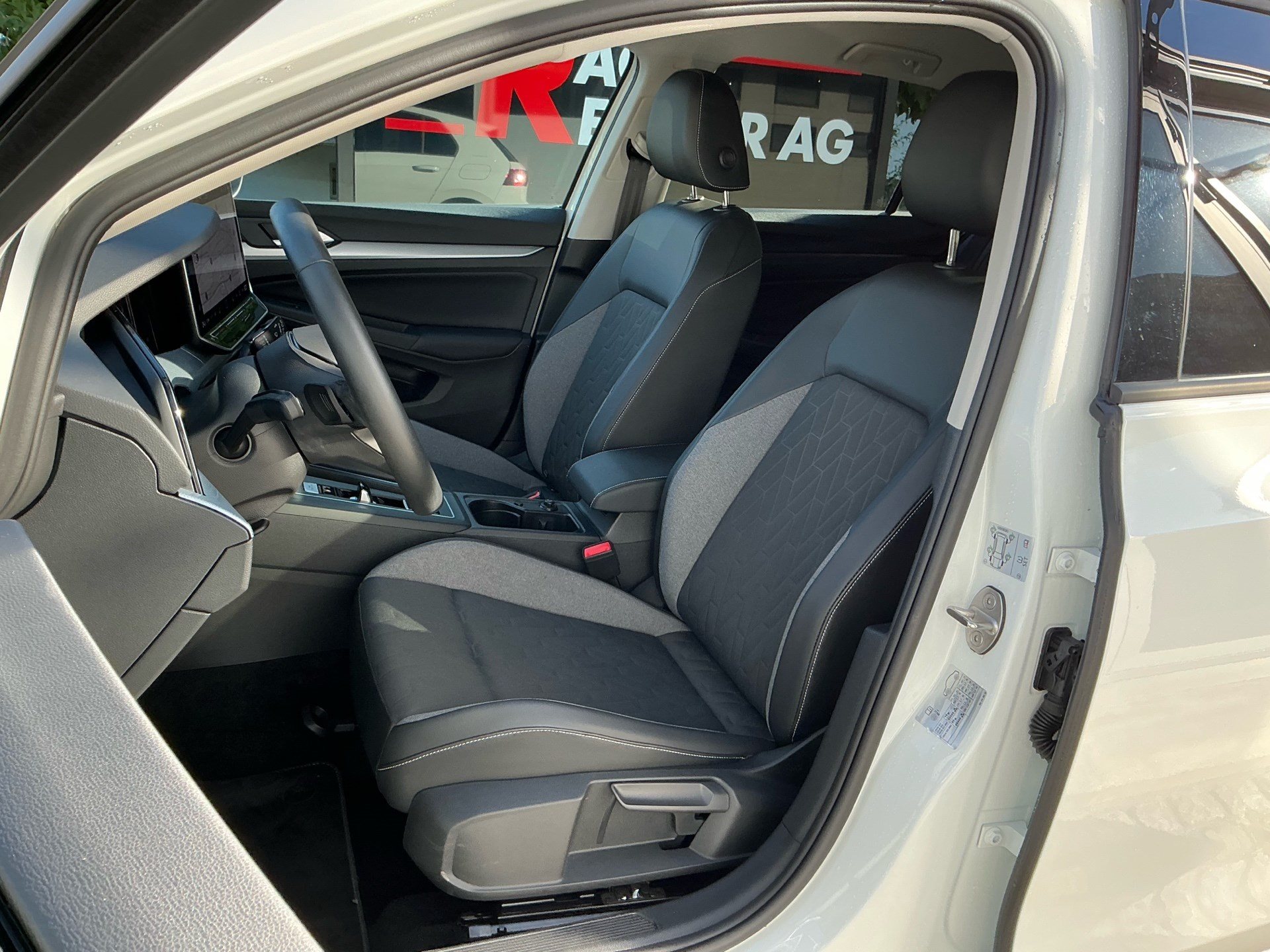 VW Golf 1.5 TSI eHYBRID 204 PS *** ELEKTRISCHE REICHWEITE 140KM ***-image-7
