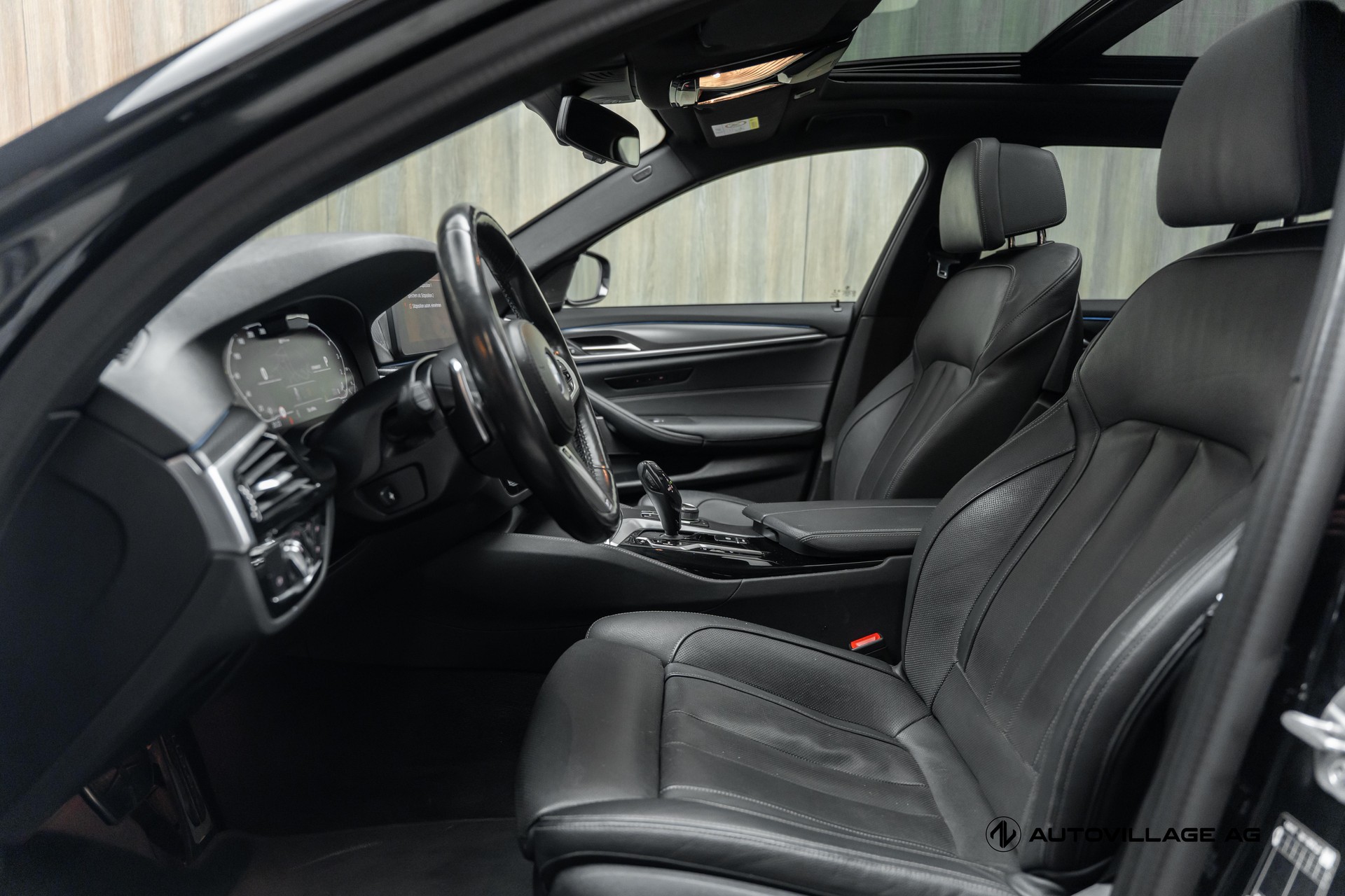 BMW 530e xDrive Touring Pure M Sport Steptronic-image-4