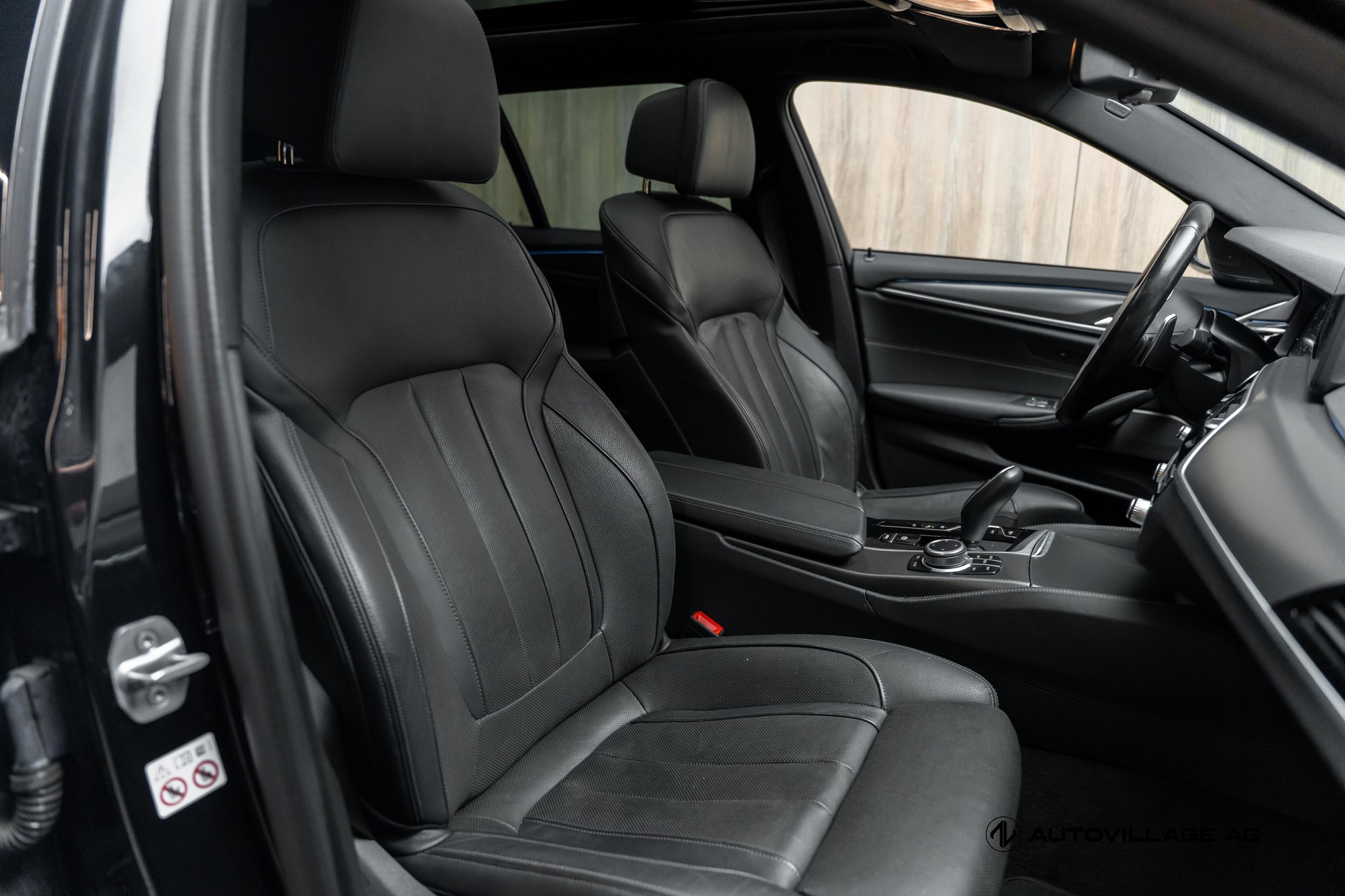BMW 530e xDrive Touring Pure M Sport Steptronic-image-8