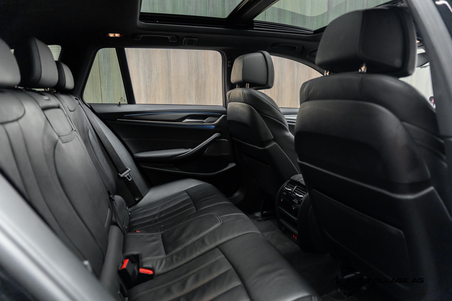 BMW 530e xDrive Touring Pure M Sport Steptronic-image-9