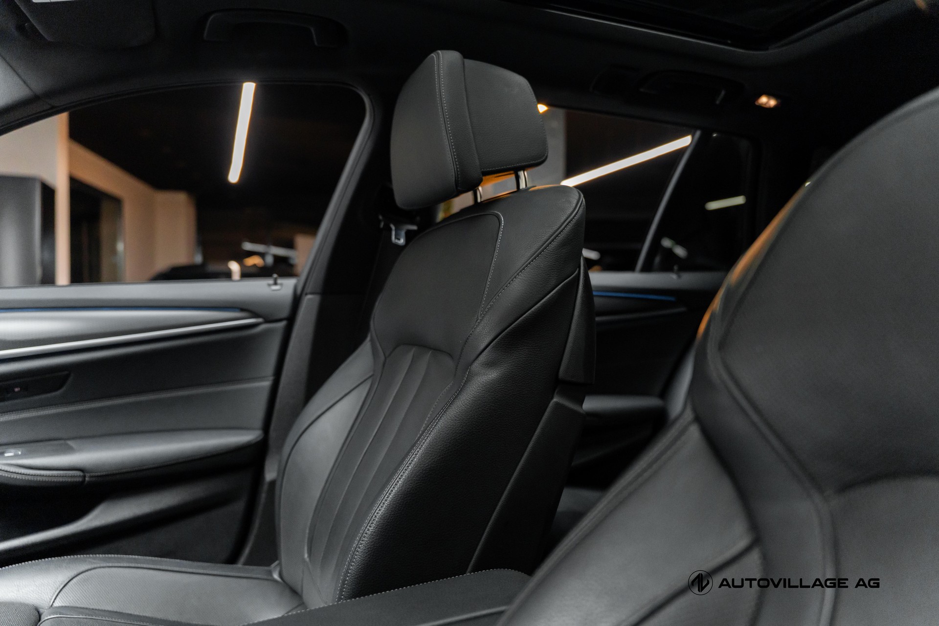 BMW 530e xDrive Touring Pure M Sport Steptronic-image-6