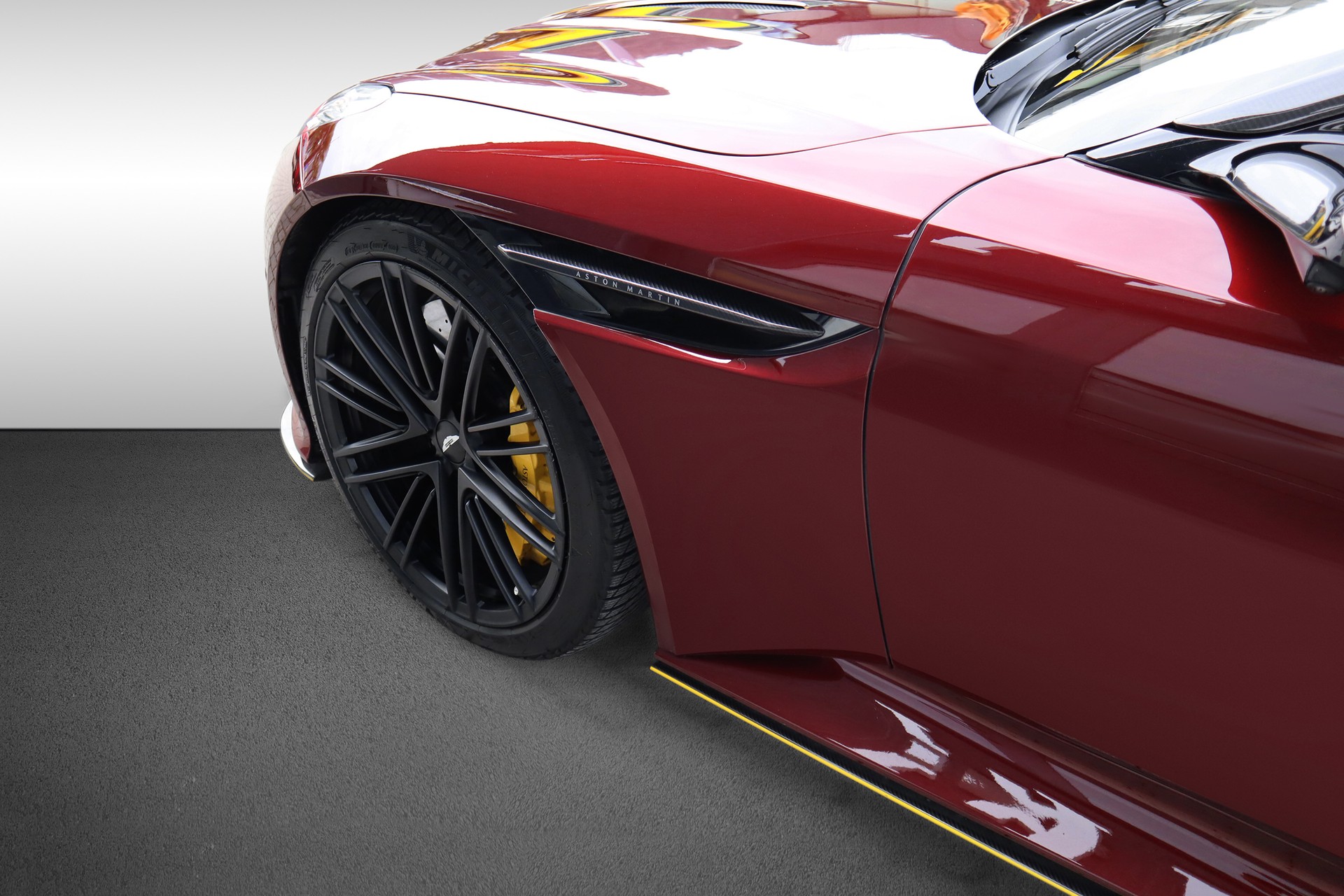 ASTON MARTIN DB12-image-8