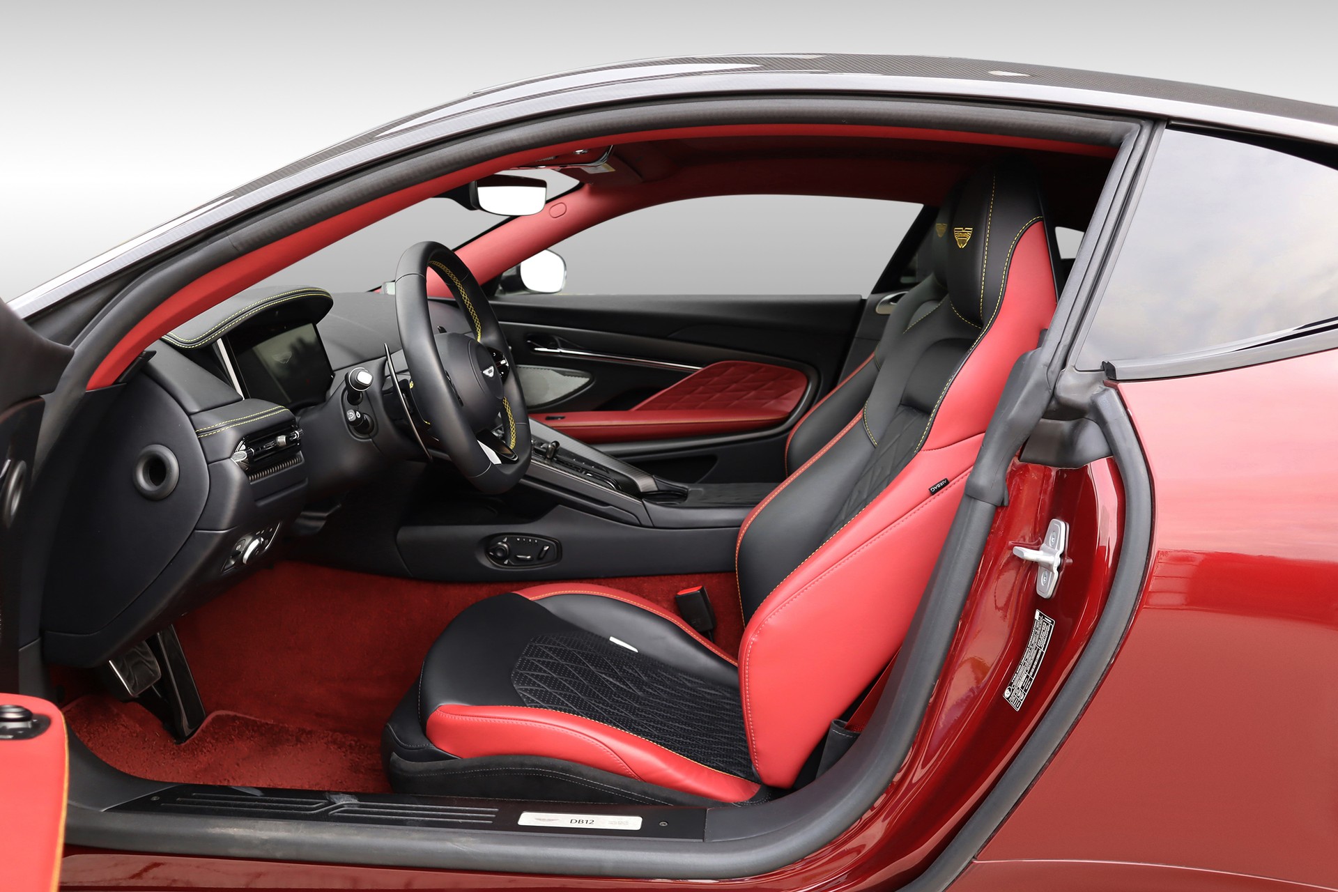 ASTON MARTIN DB12-image-11