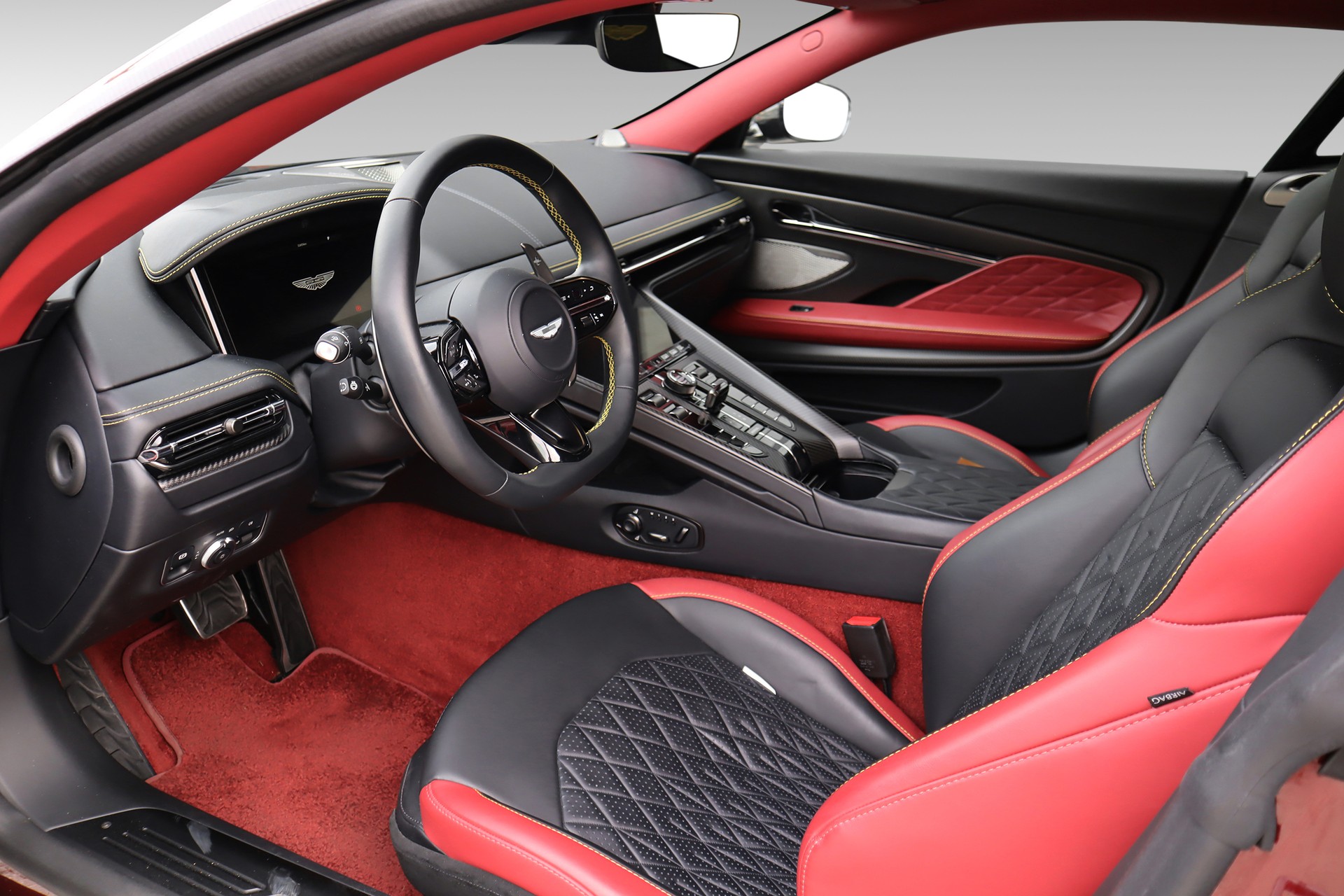 ASTON MARTIN DB12-image-10