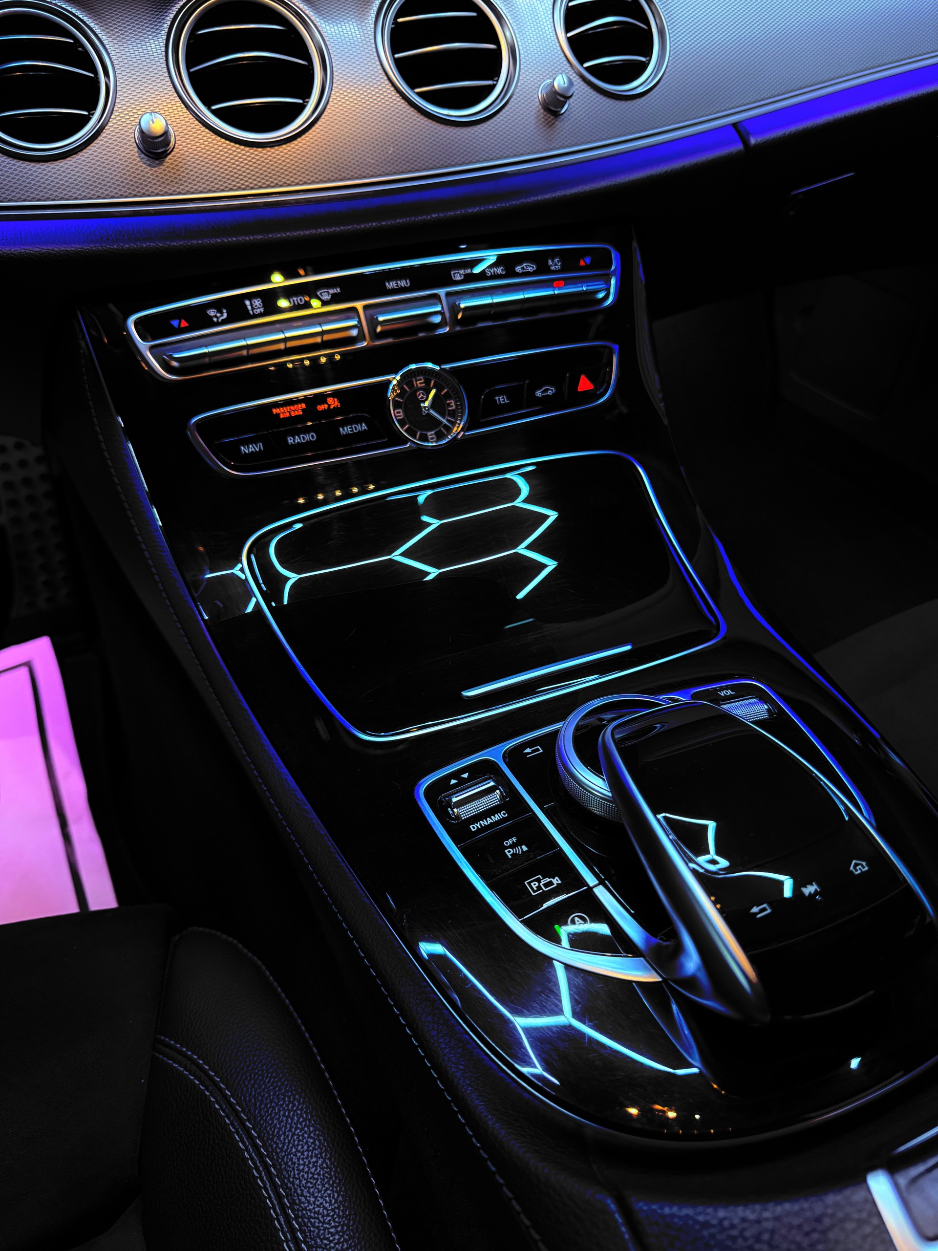 MERCEDES-BENZ E 220 d AMG Line 4Matic 9G-Tronic-image-14