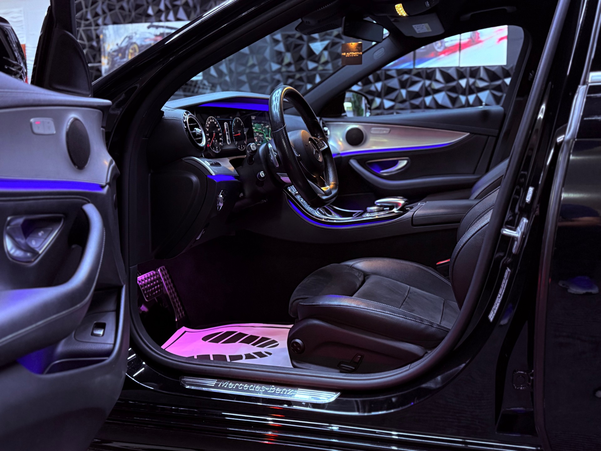 MERCEDES-BENZ E 220 d AMG Line 4Matic 9G-Tronic-image-30